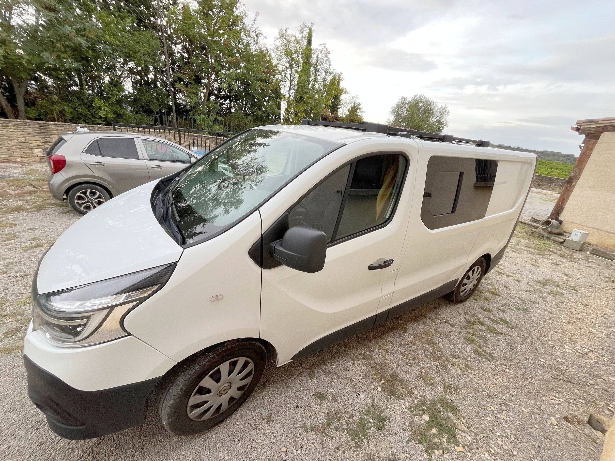 Front view from 3/4 Renault Renault Trafic 150cv - Yescapa