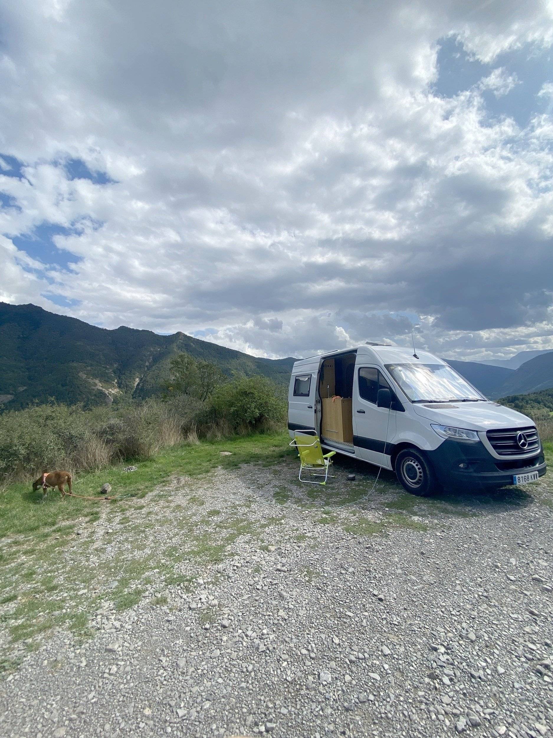 schräge Vorderansicht Mercedes Sprinter 2,2 l CDI 110 ch. - Yescapa