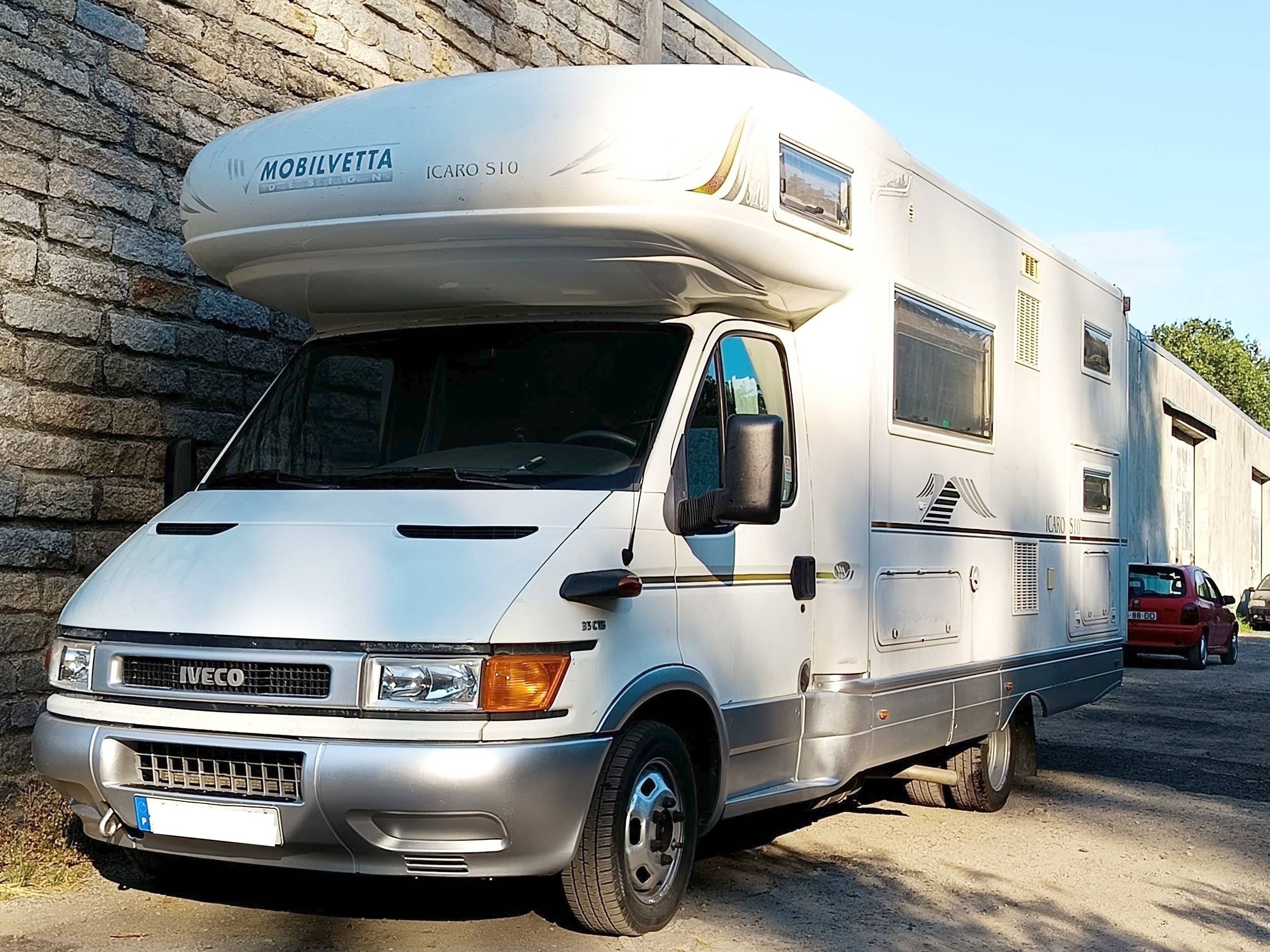 schräge Vorderansicht Iveco Daily 35C15 - Yescapa