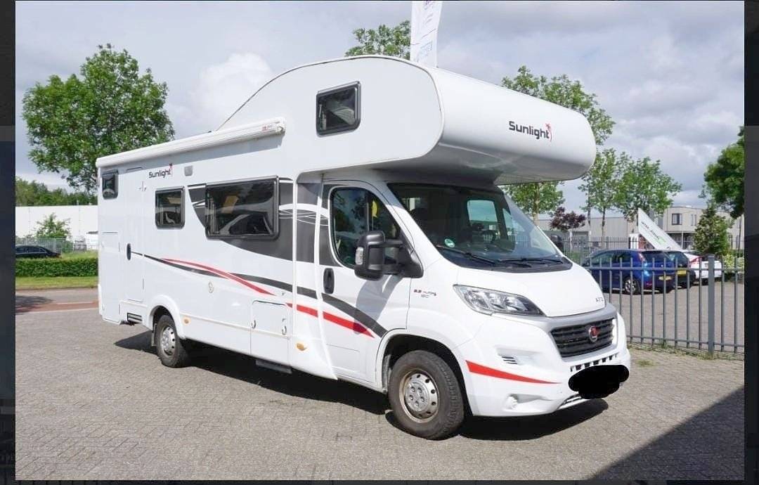 Vista del vehicle angle davanter Fiat 2,3 l 130 ch. - Yescapa