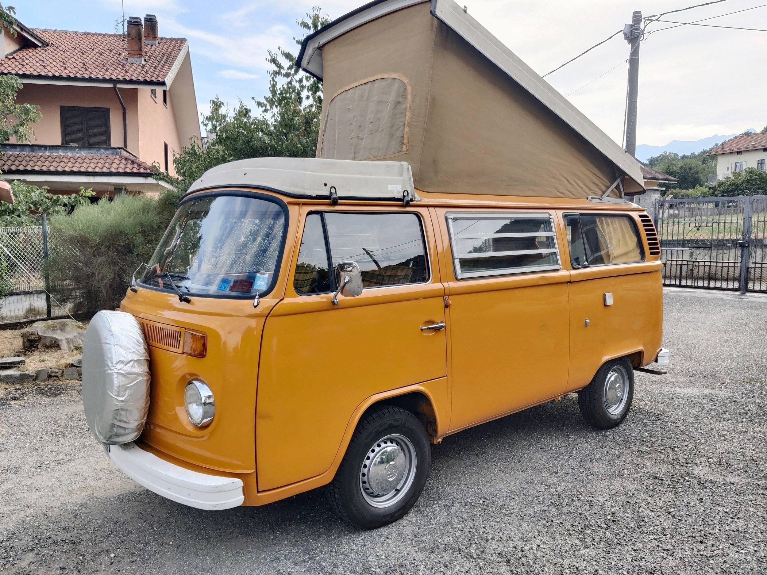 schräge Vorderansicht Volkswagen Kombi T2 Westfalia - Yescapa