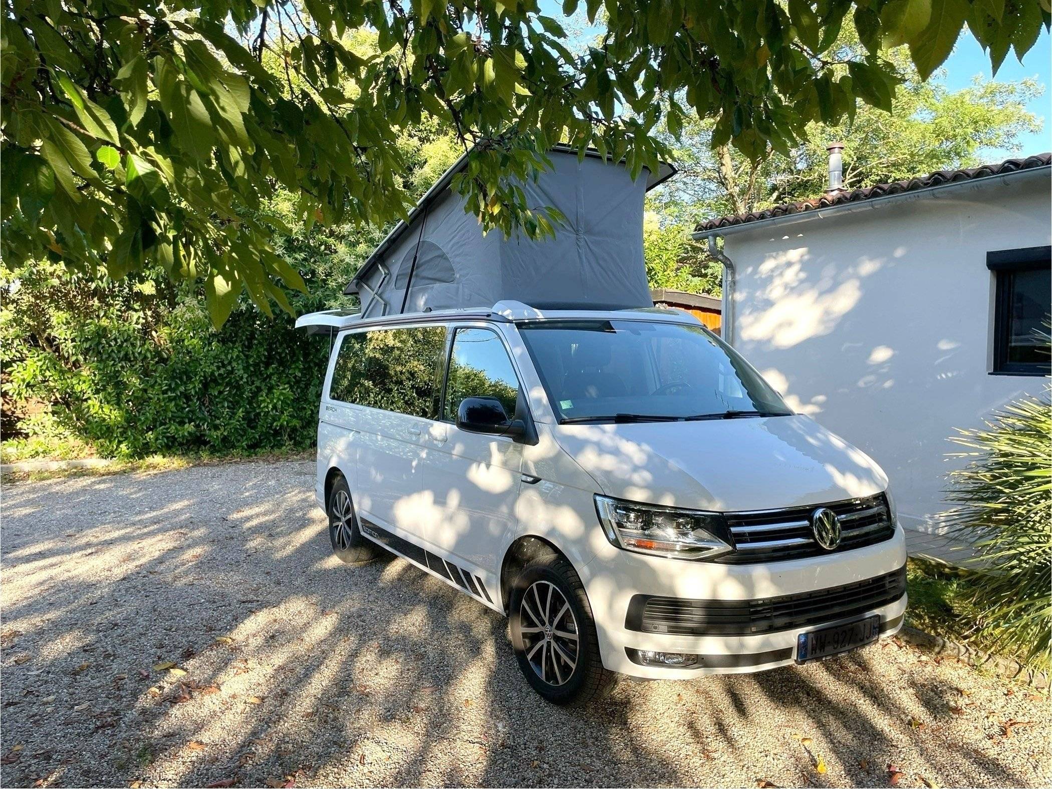 Vista de 3/4 Volkswagen VOLKSWAGEN CALIFORNIA - Yescapa