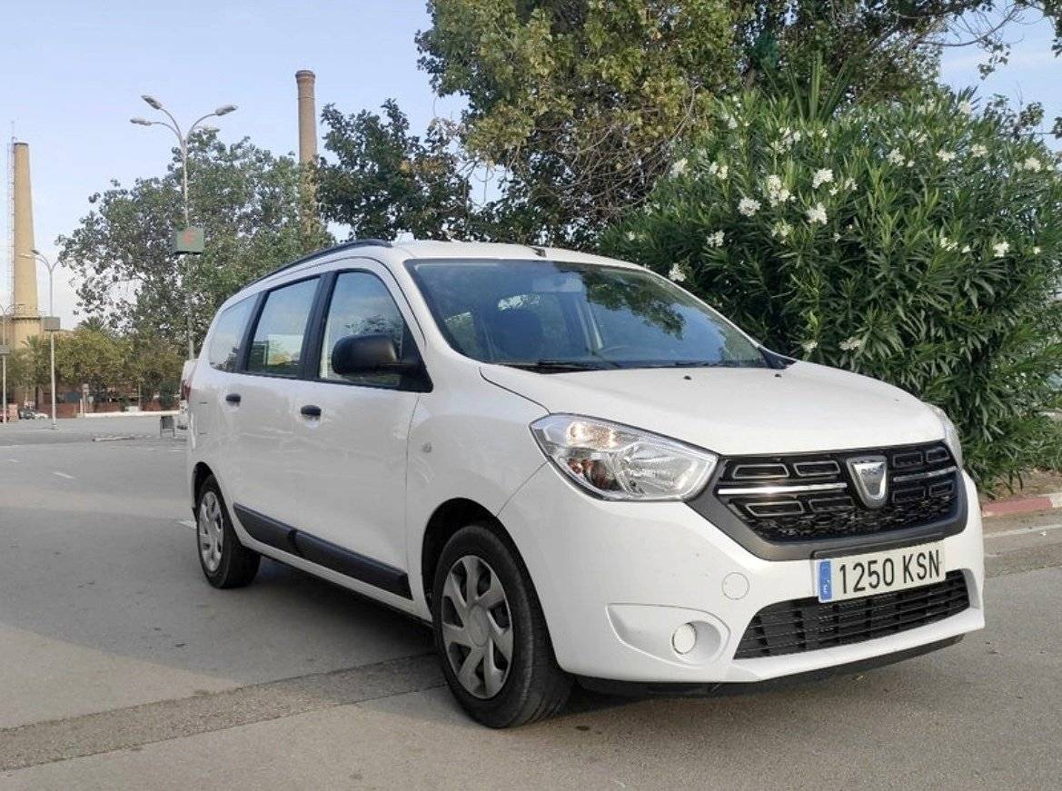 schräge Vorderansicht Dacia Lodgy - Yescapa