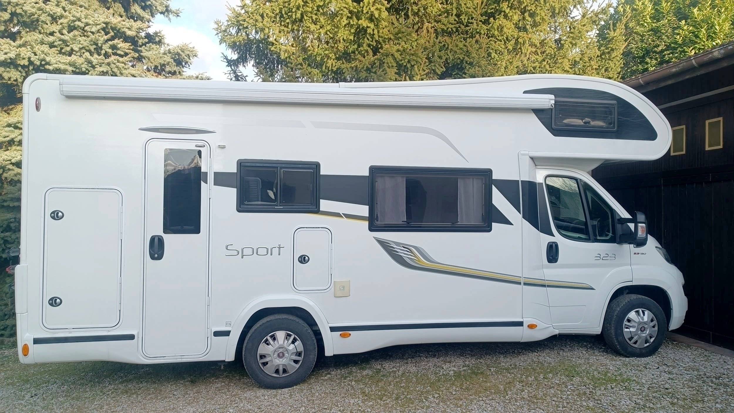 schräge Vorderansicht Fiat 2,3 l 130 ch. - Yescapa