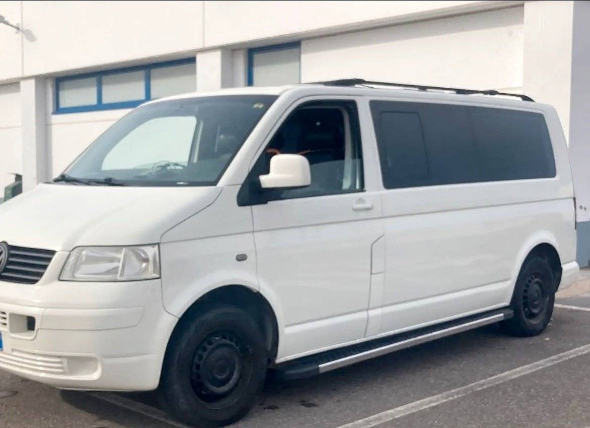 Front view from 3/4 Volkswagen T5 1,9 l 102 ch - Yescapa
