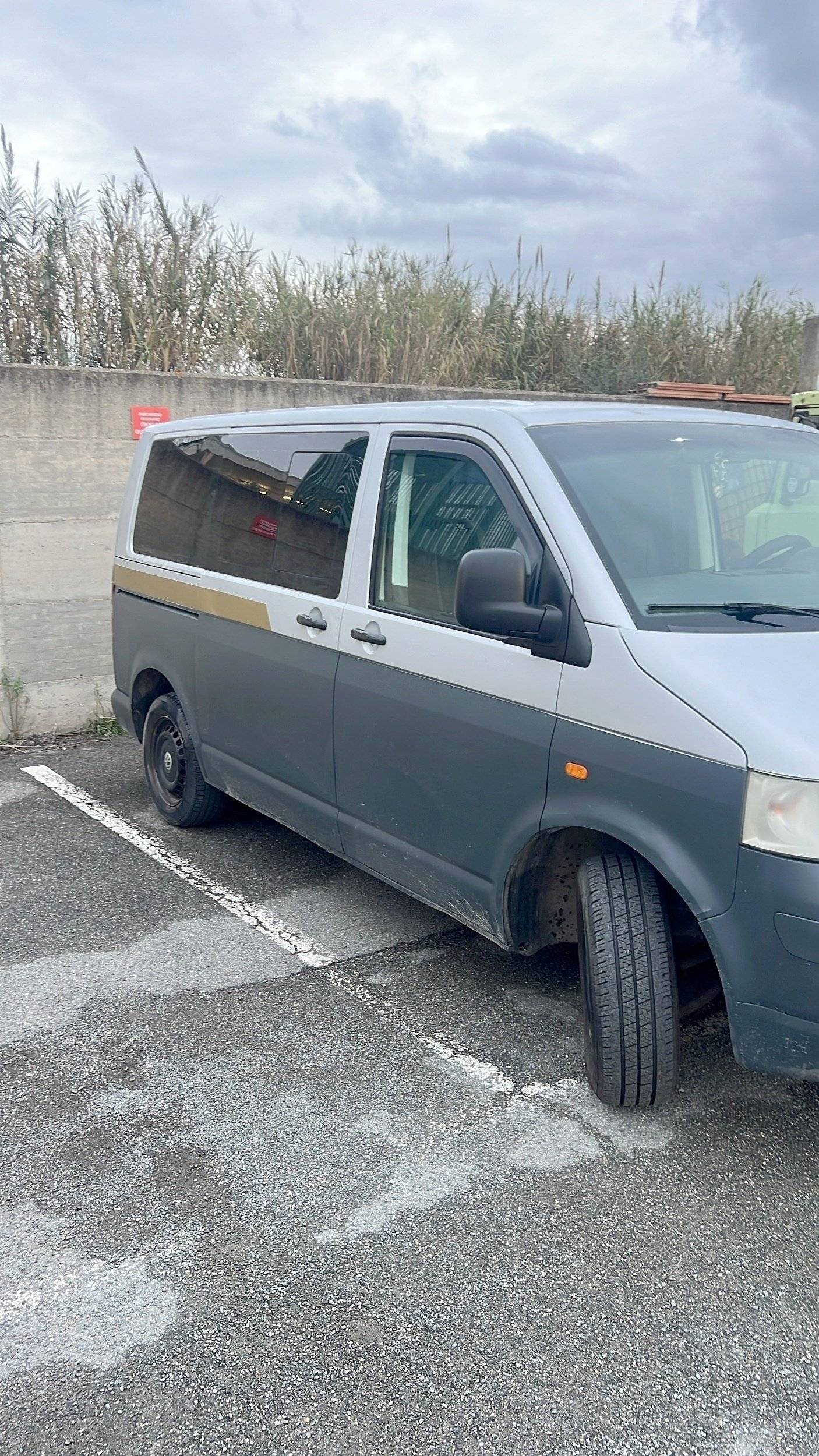 Vista frontale a ¾ Volkswagen T5 1,9 l 102 ch - Yescapa