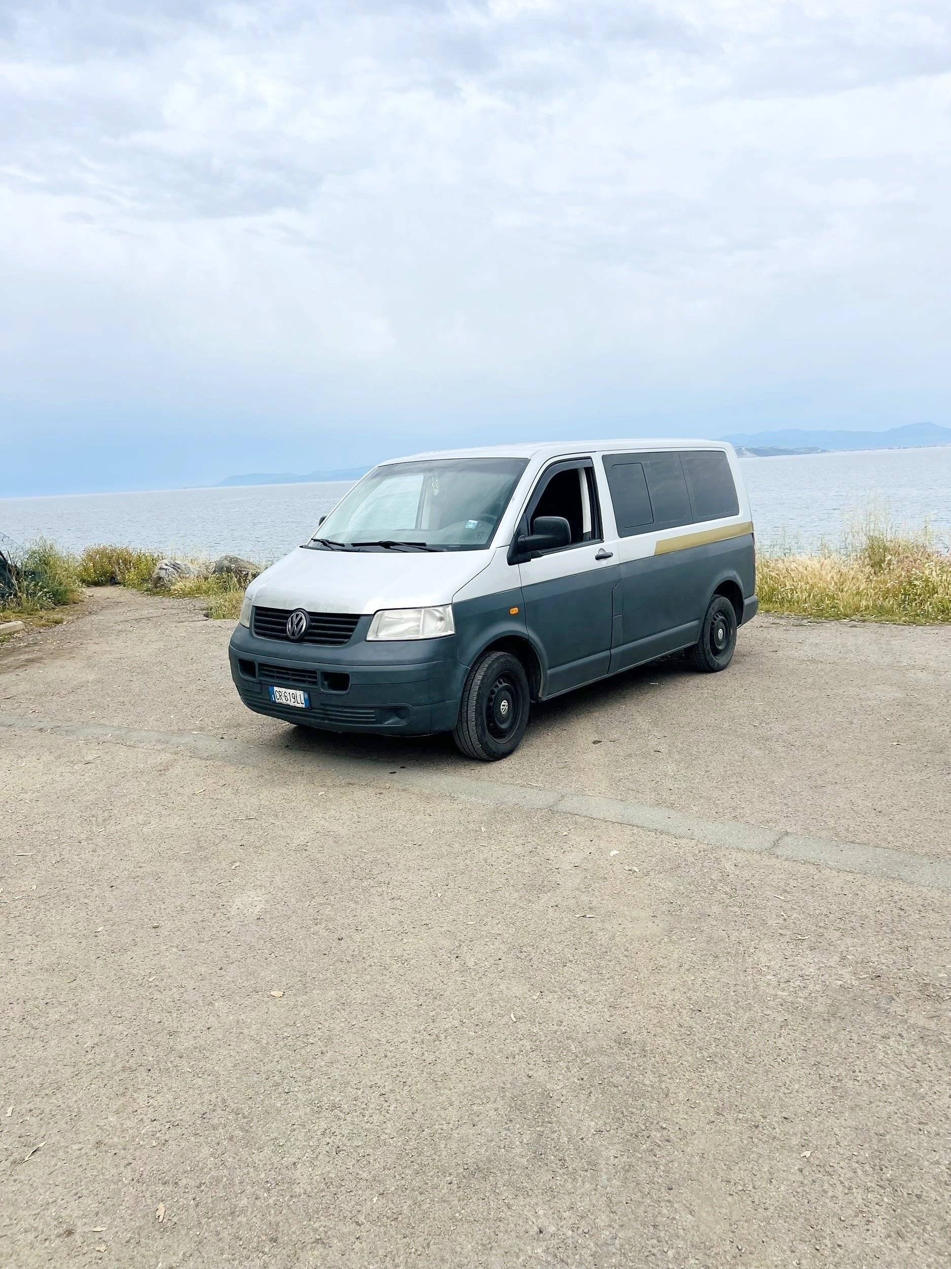 schräge Vorderansicht Volkswagen T5 1,9 l 102 ch - Yescapa