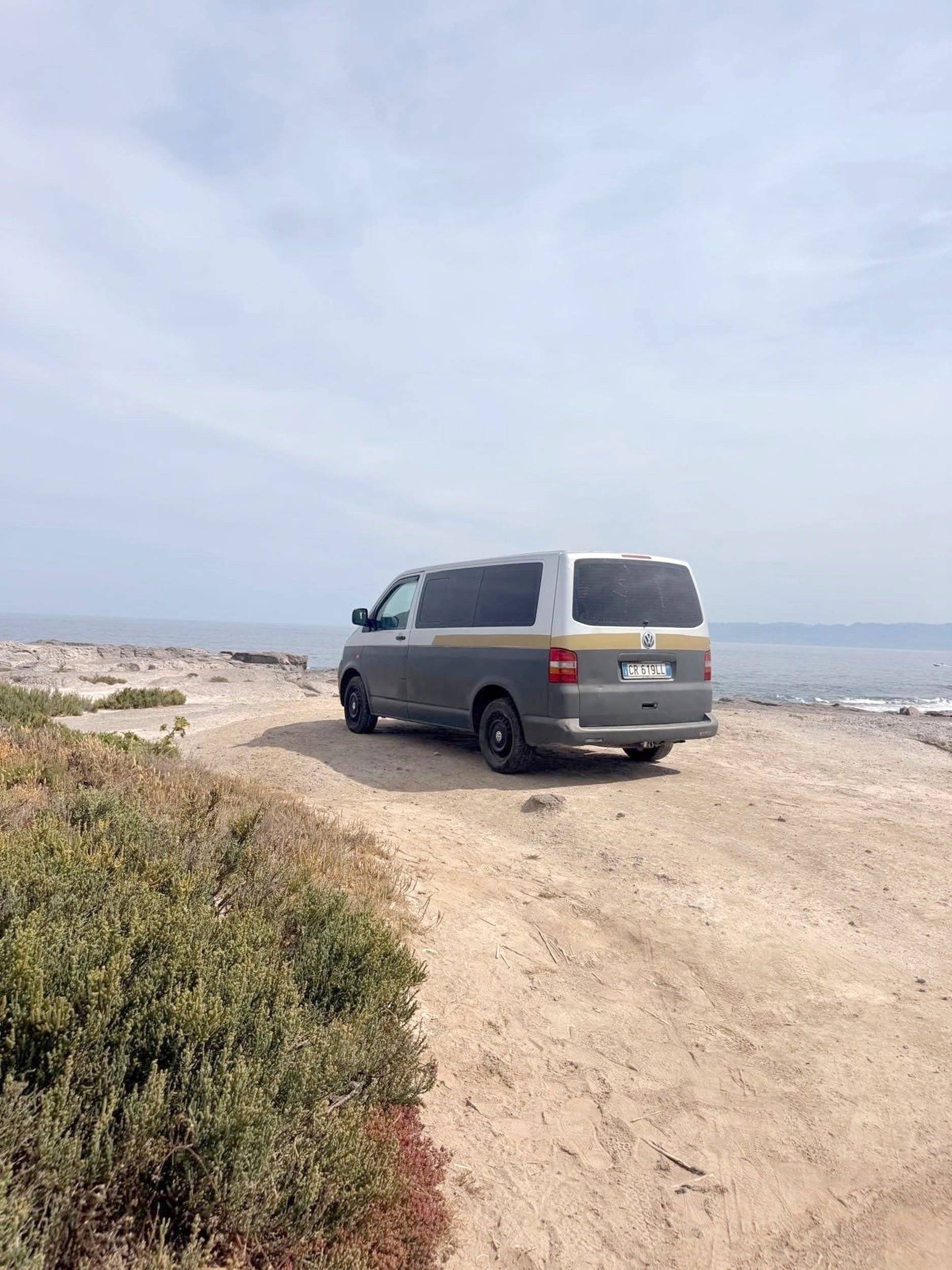 Vista frontale a ¾ Volkswagen T5 1,9 l 102 ch - Yescapa