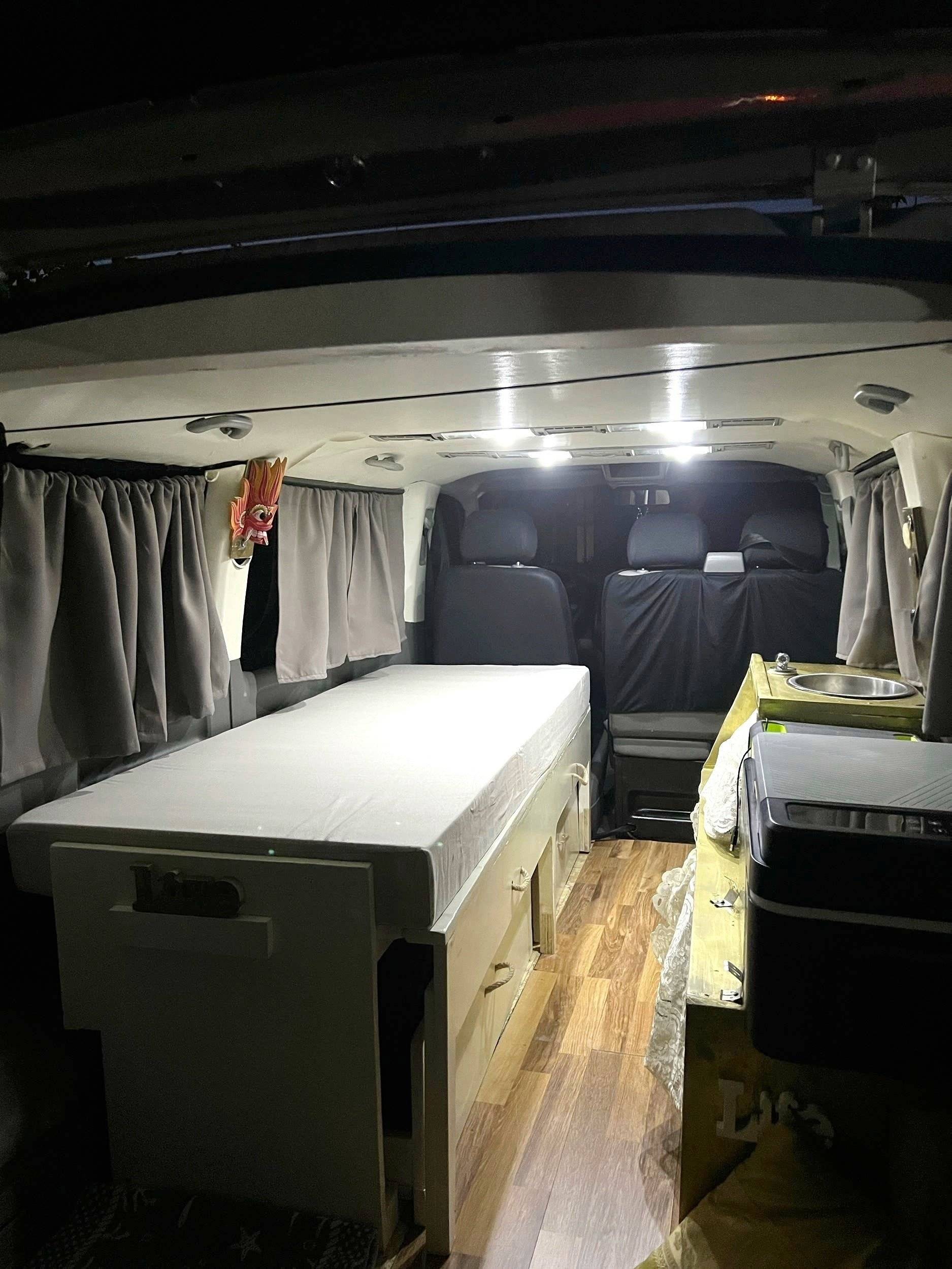 Vista frontale a ¾ Volkswagen T5 1,9 l 102 ch - Yescapa