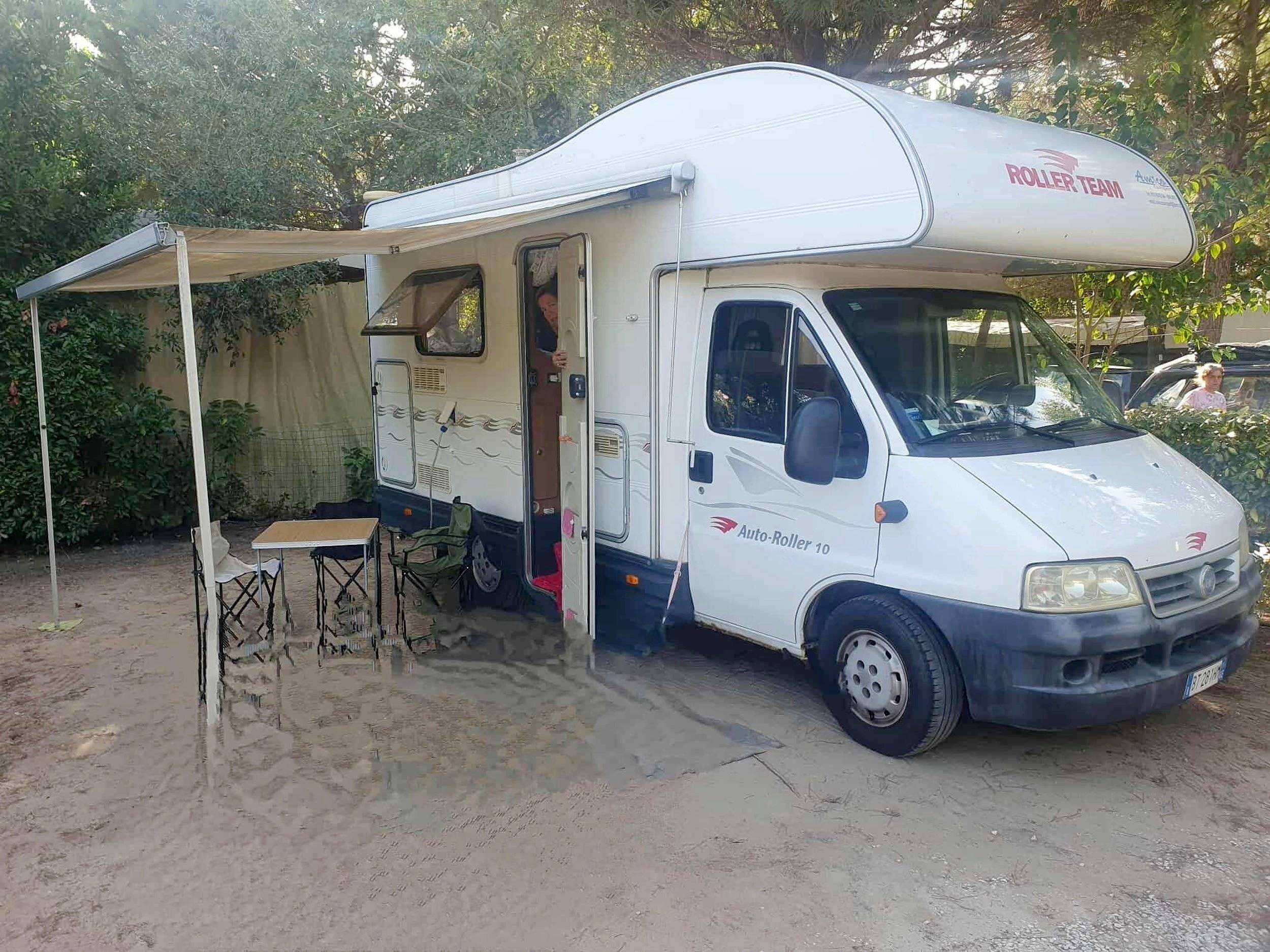 Vista del vehicle angle davanter Fiat 2,0 l 115 ch - Yescapa