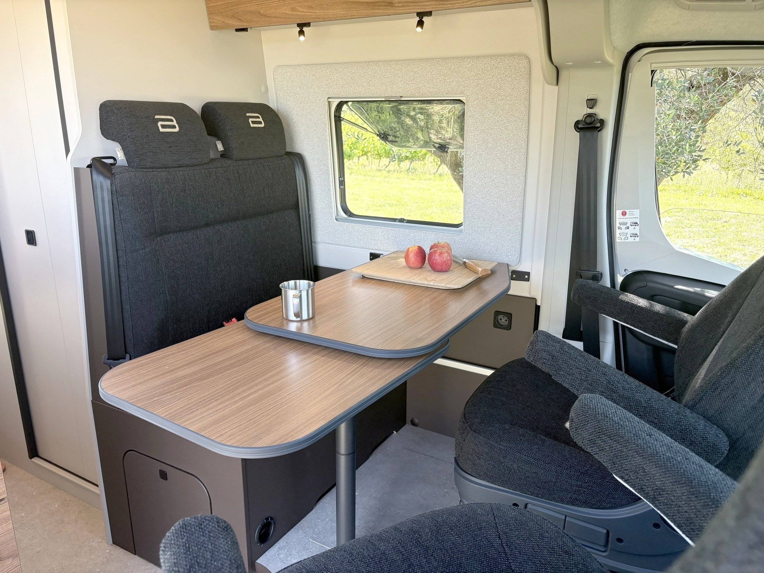 Dining Area Citroën Jumper 2,2 Blue HDI - 120 ch - Euro 6d - Yescapa