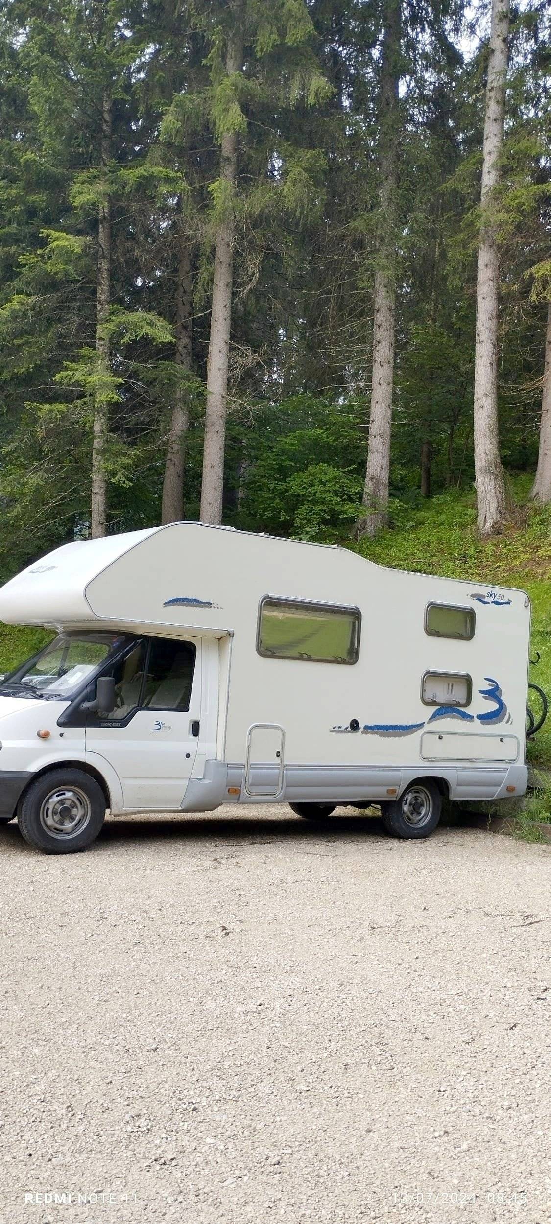 Voorkant 3/4 Ford Transit 2,4 l 115 ch - Yescapa
