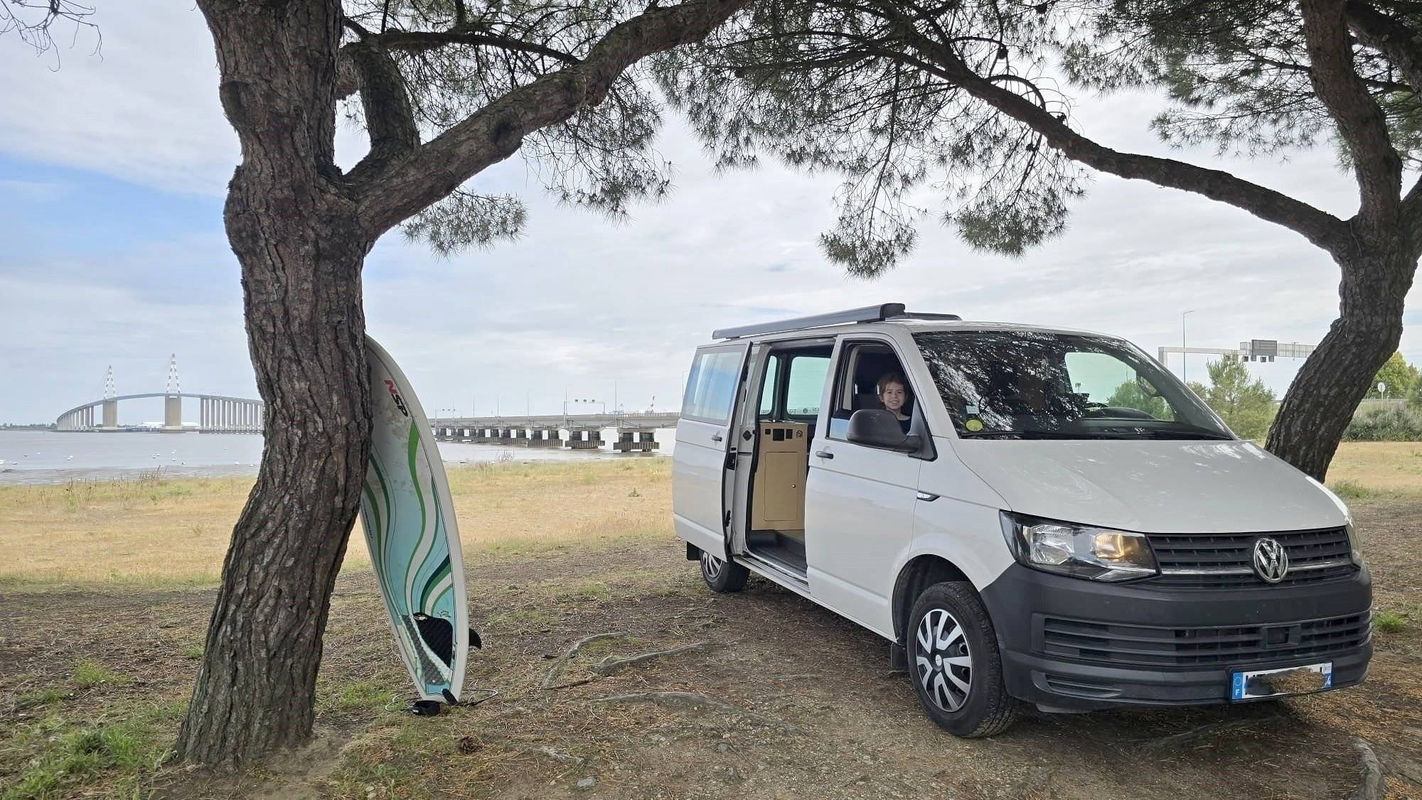 Vue avant de 3/4 Volkswagen T6 2 l TDI 150 ch - Yescapa