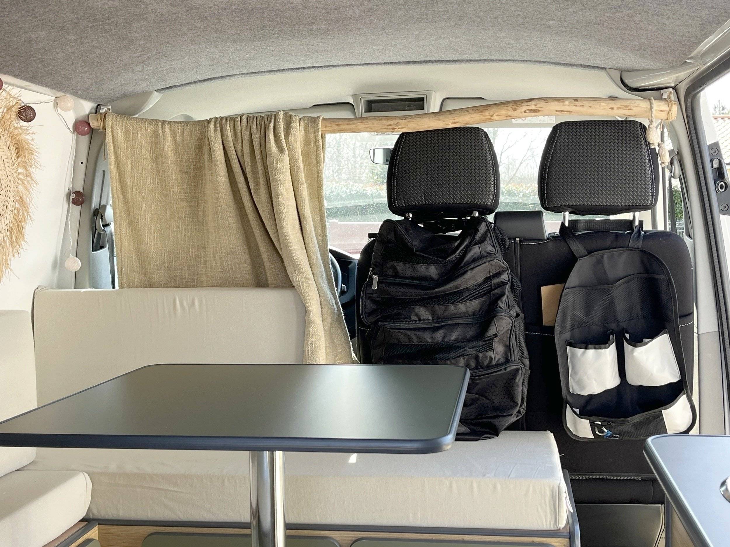 Dining Area Volkswagen - Yescapa