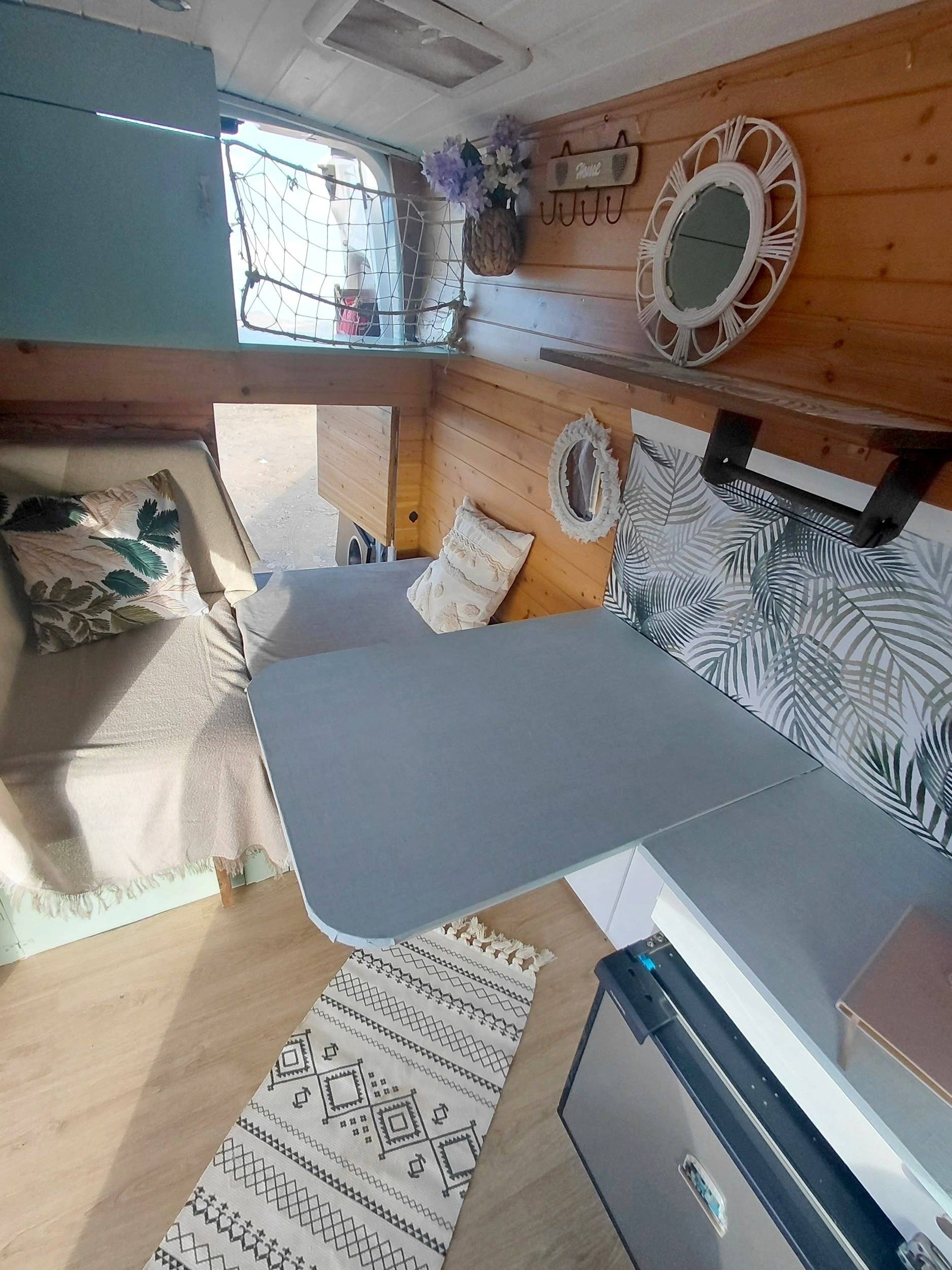 Dining Area Opel opel vivaro L2H1 - Yescapa
