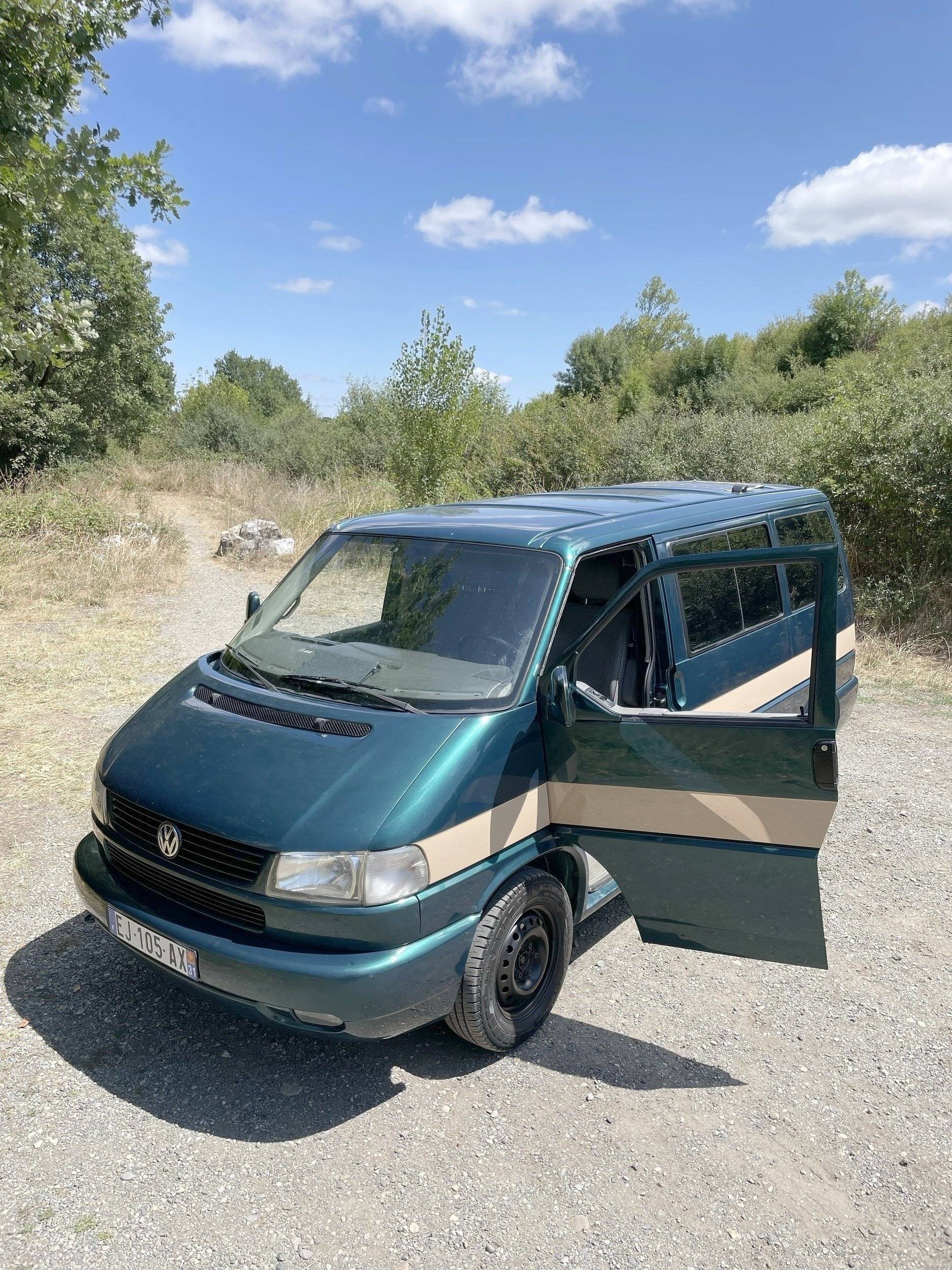 Vue avant de 3/4 Volkswagen T4 2,5l 102cv - Yescapa