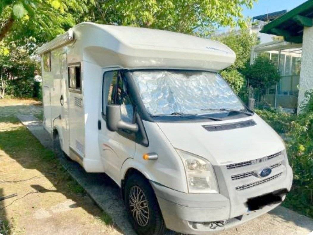 schräge Vorderansicht Ford ford transit - Yescapa