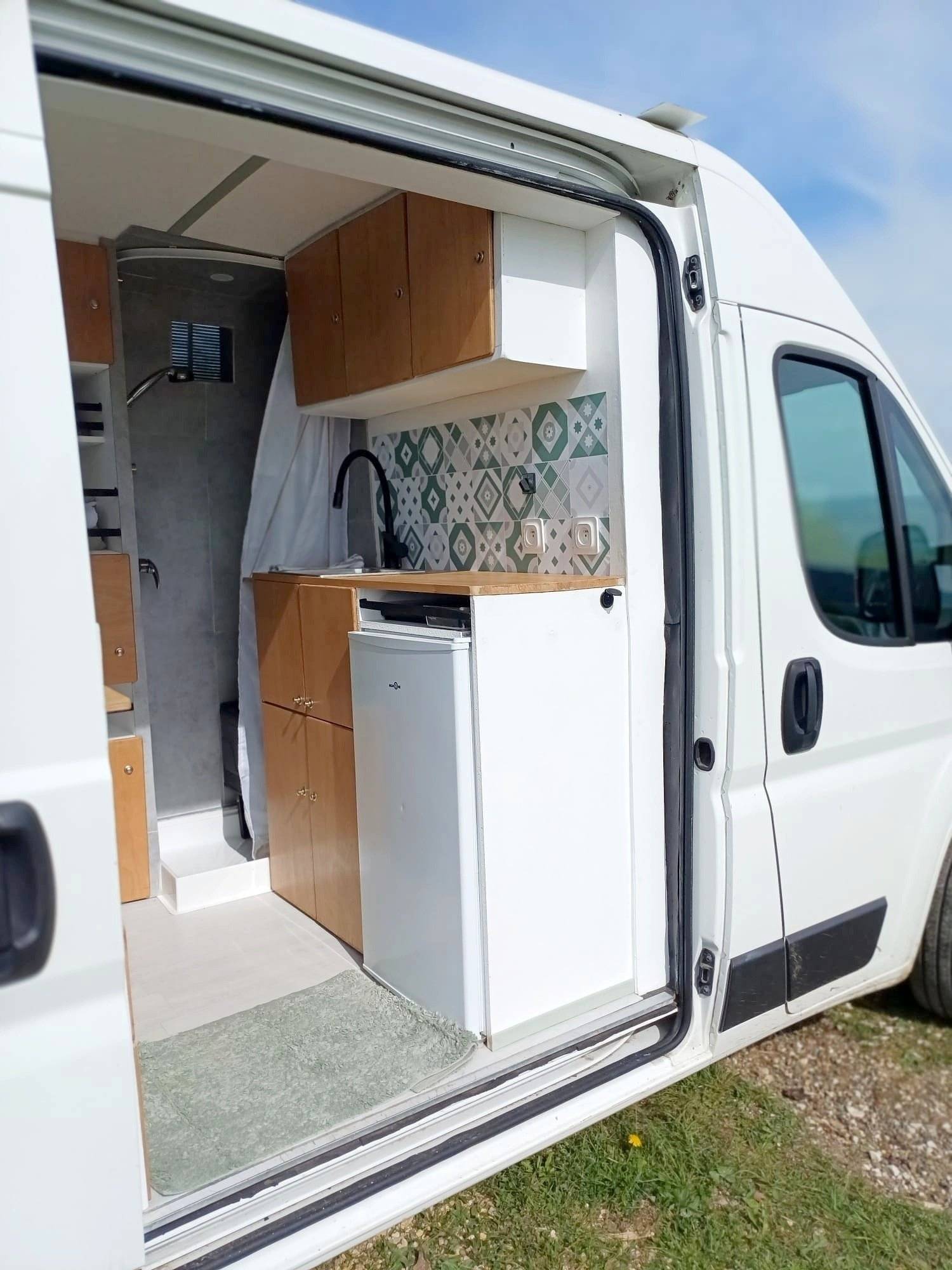 Front view from 3/4 Peugeot Boxer 2,2 l hdi 130 ch - Yescapa