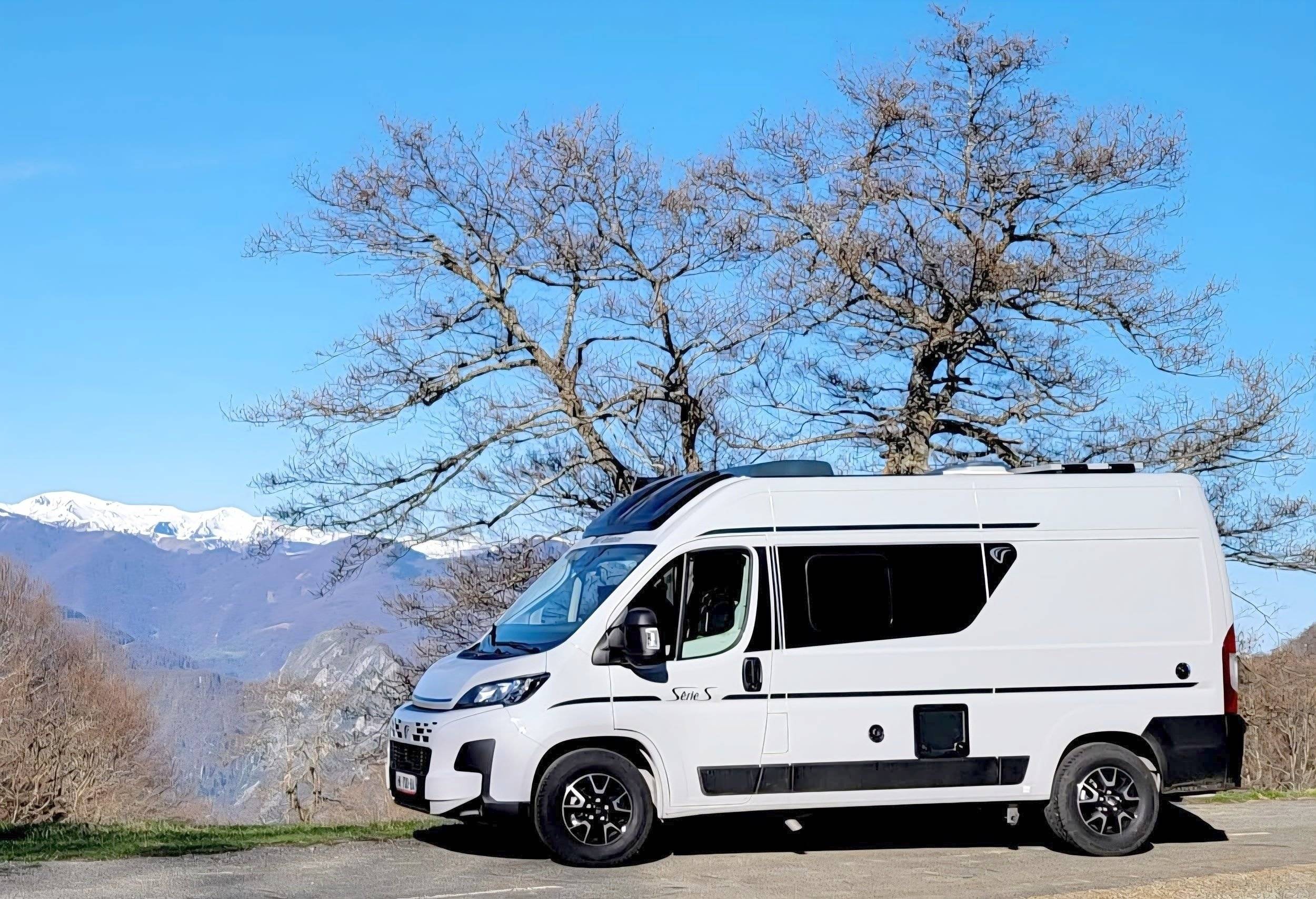 schräge Vorderansicht Fiat Fiat 2.2 multijet 140 cv - Yescapa