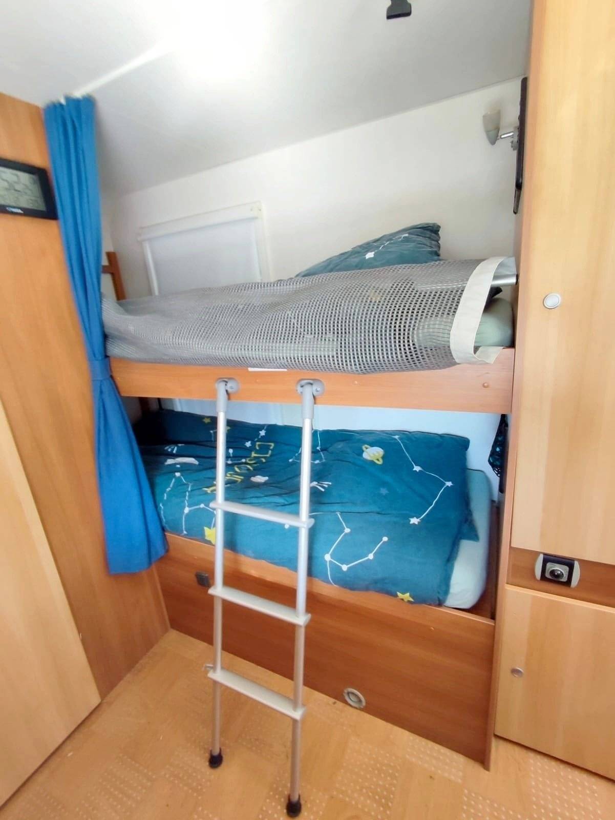 Couchages Ford Transit 2,2 l 125 ch - Yescapa