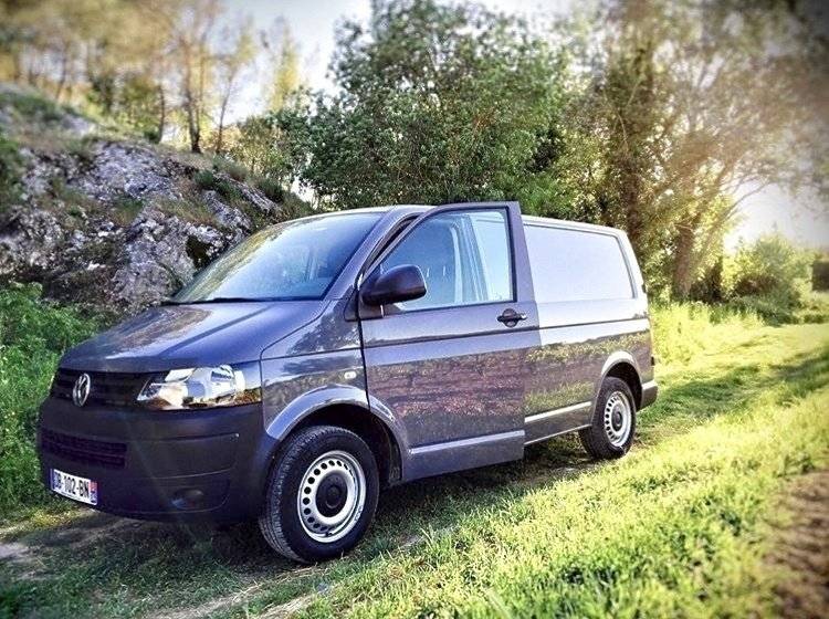 Front view from 3/4 Volkswagen T5 2,5 l 102 ch - Yescapa