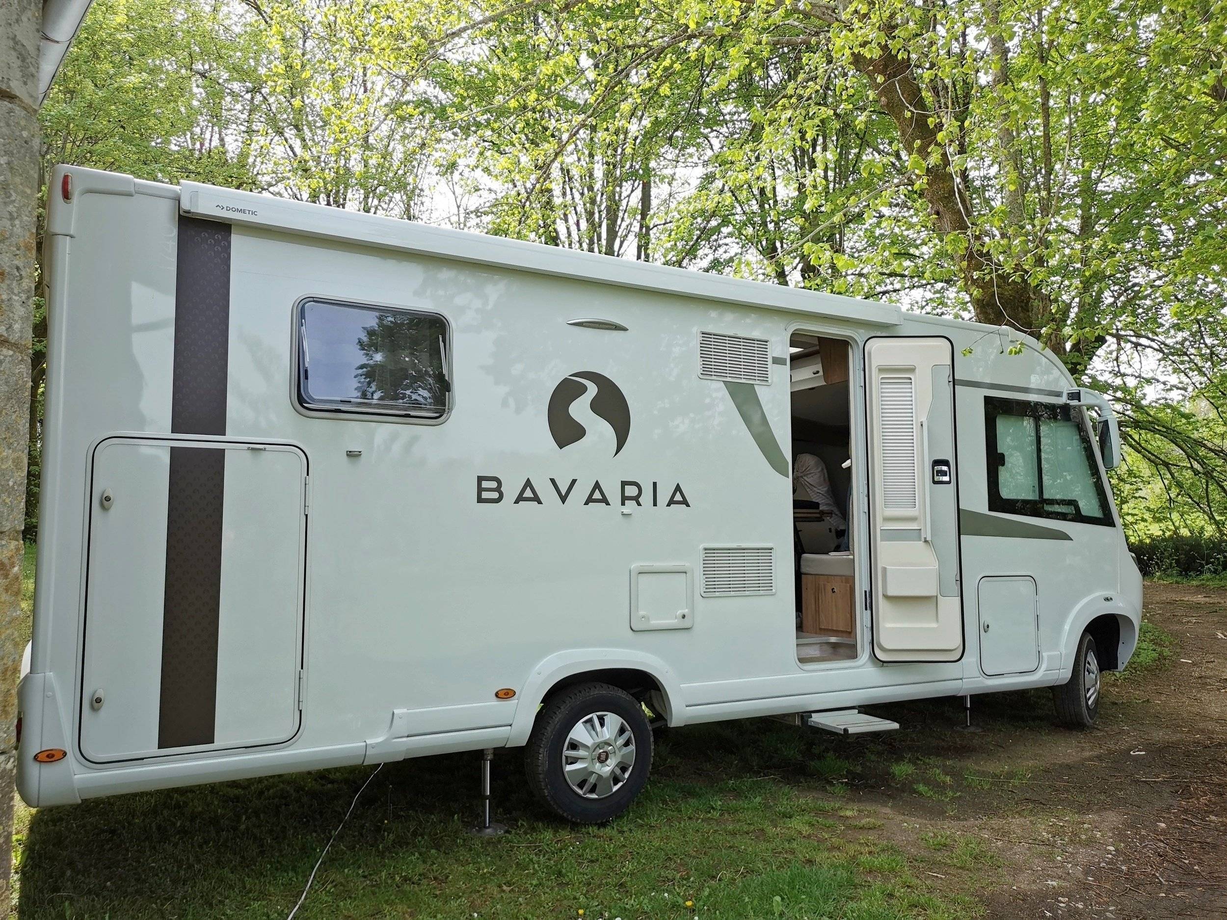 schräge Vorderansicht Fiat 2,3 l 130 ch - Yescapa