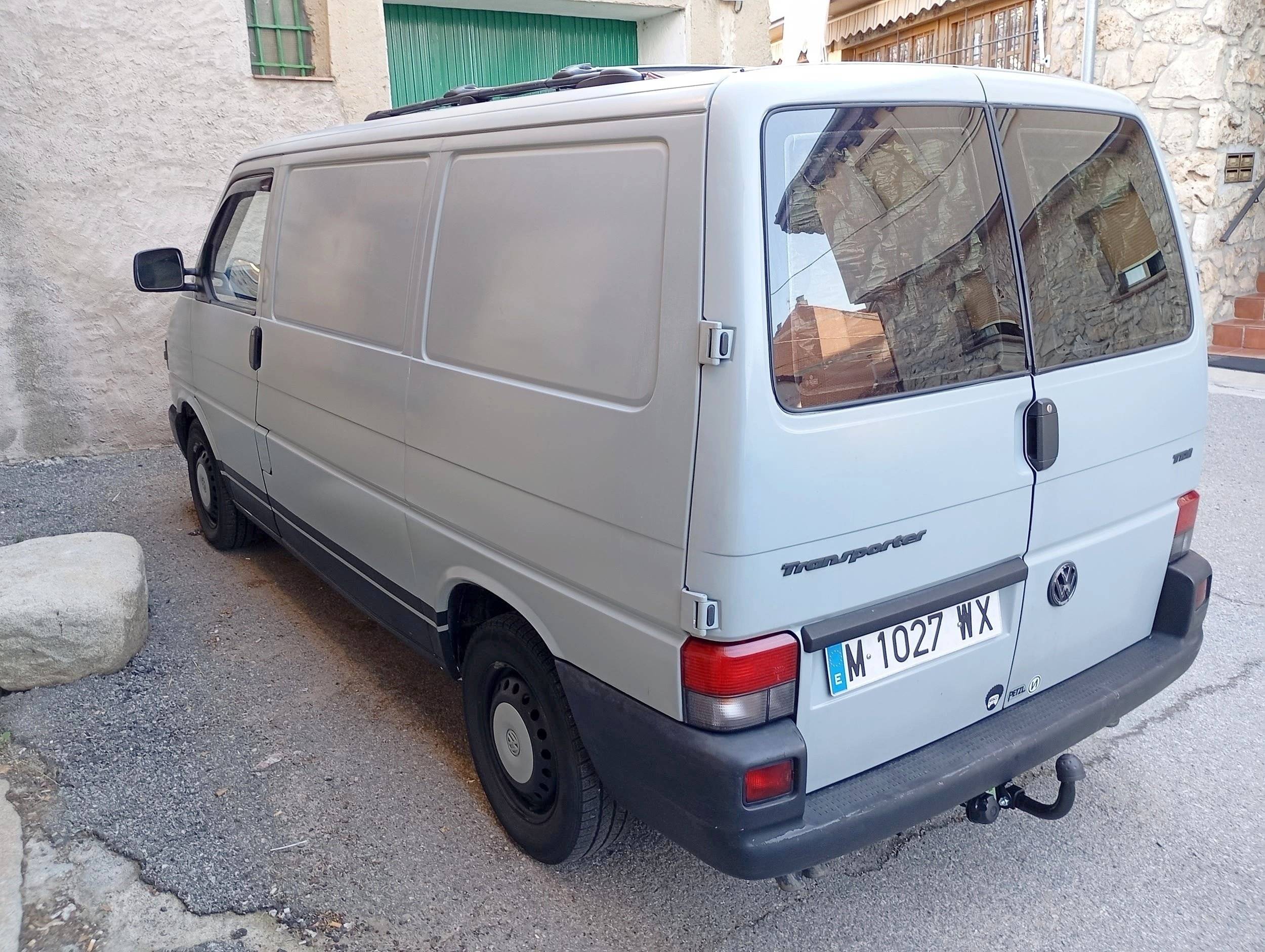 Vista de 3/4 Volkswagen Transporter - Yescapa