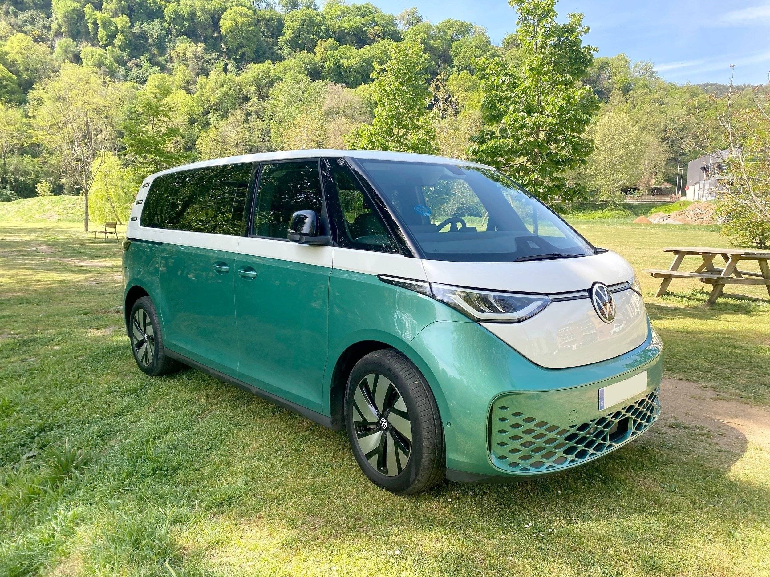 Vista del vehículo ángulo delantero Volkswagen ID BUZZ 7 PRO - Yescapa