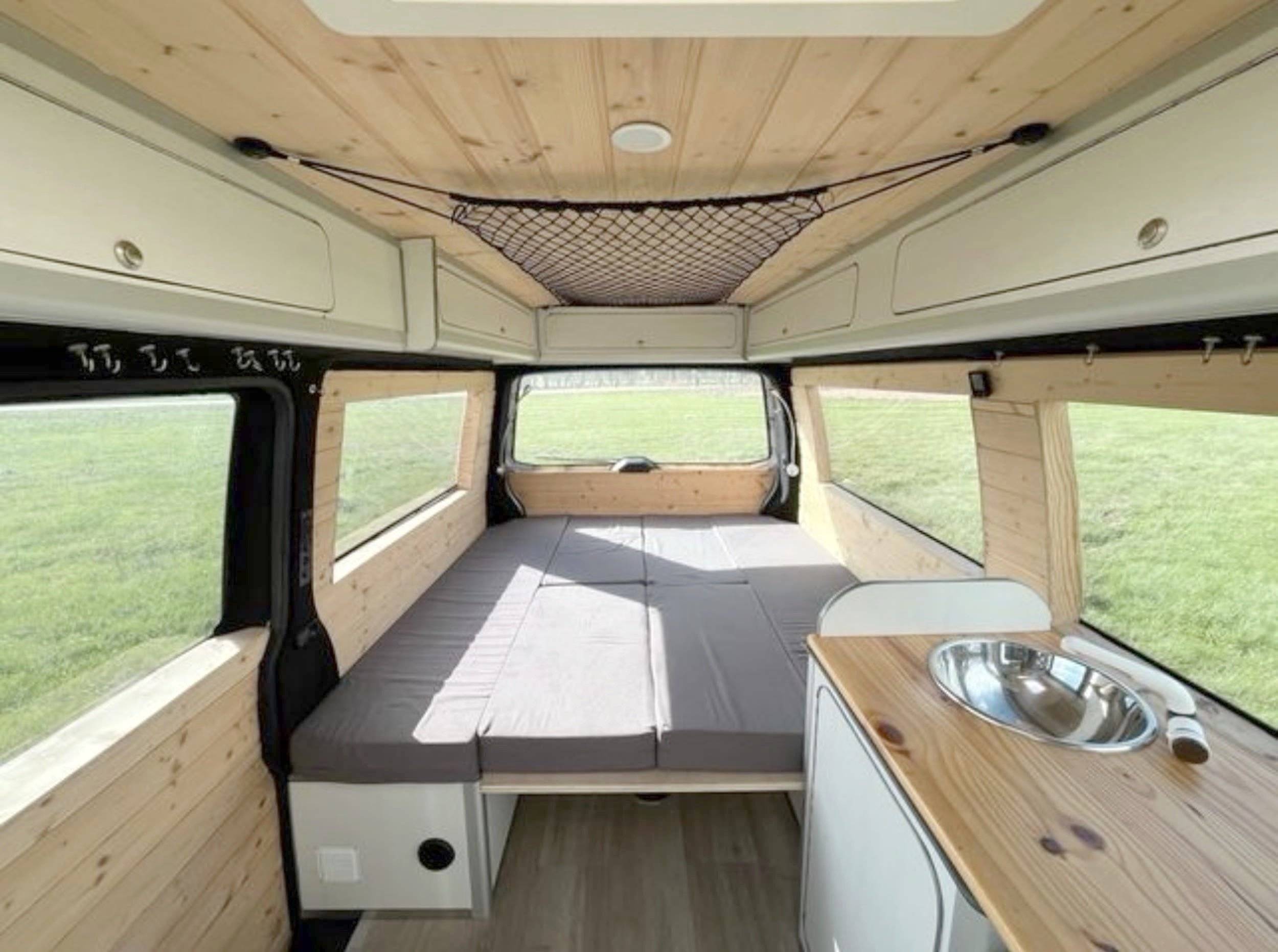 Front view from 3/4 Volkswagen - Yescapa