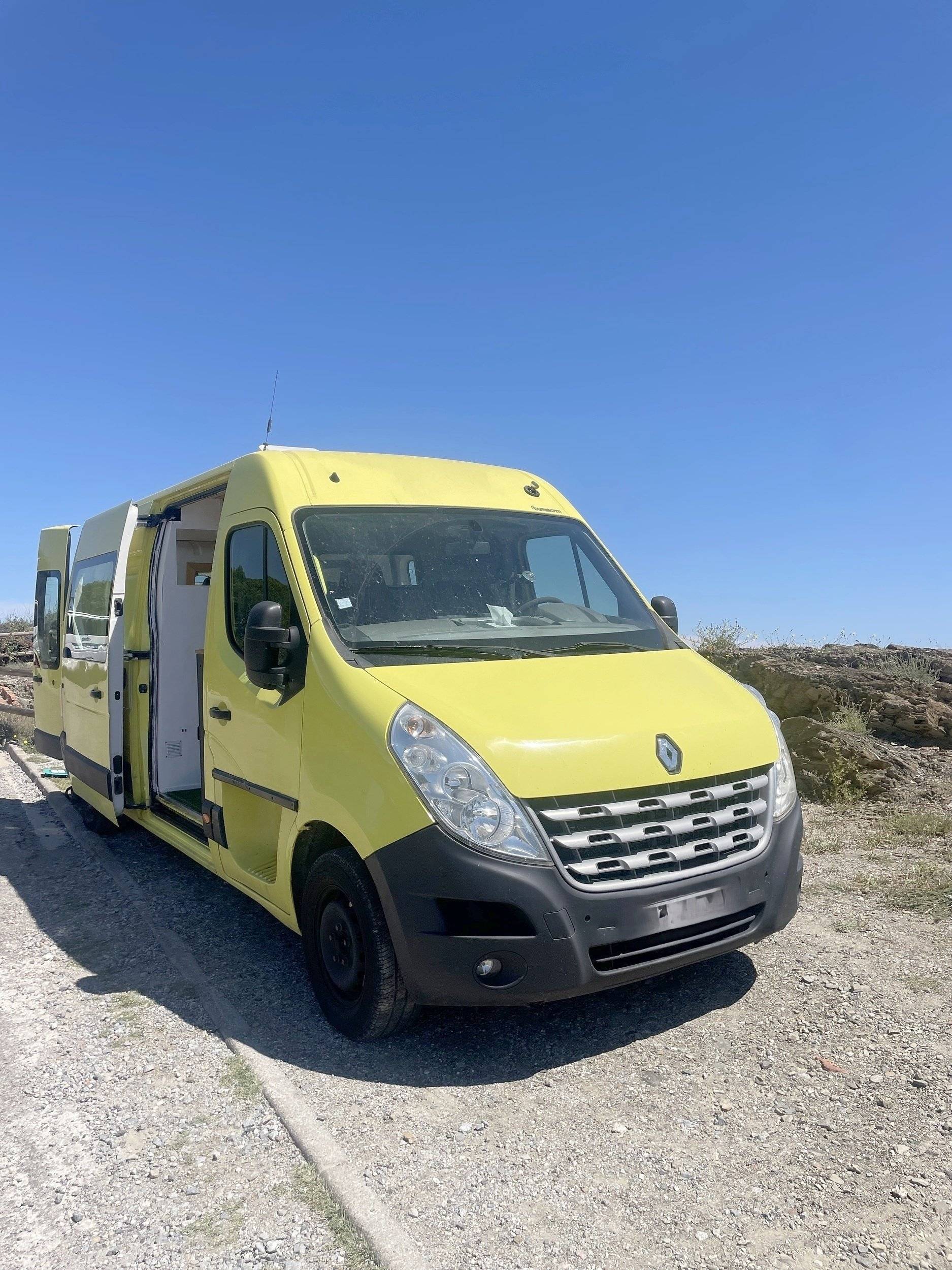 Vista frontale a ¾ Renault Renault Master III - Yescapa