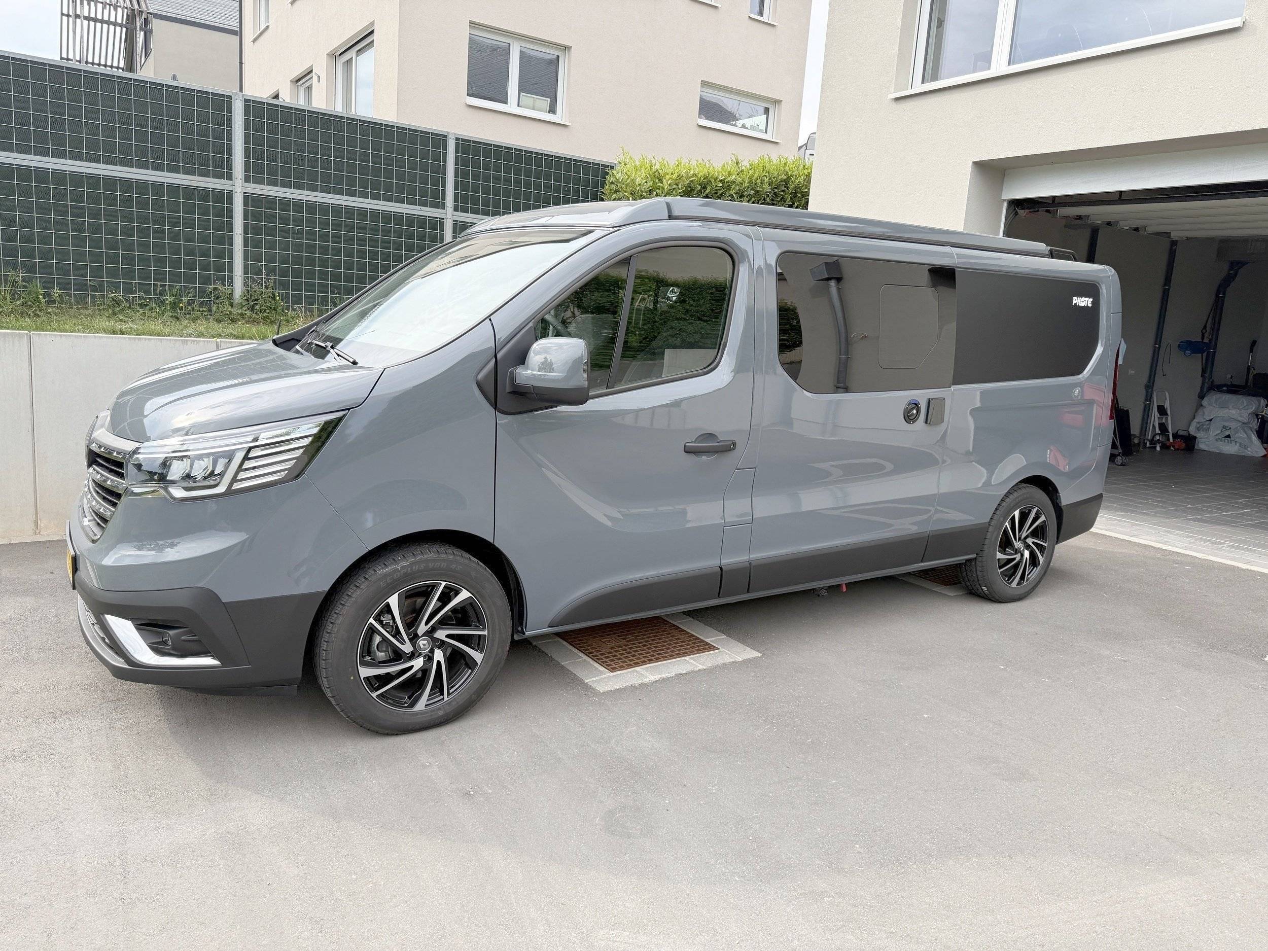 Front view from 3/4 Renault Trafic 150cv Boite auto - Yescapa