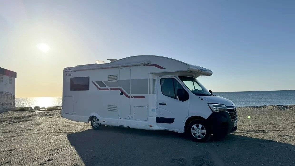 Front view from 3/4 Renault - Yescapa