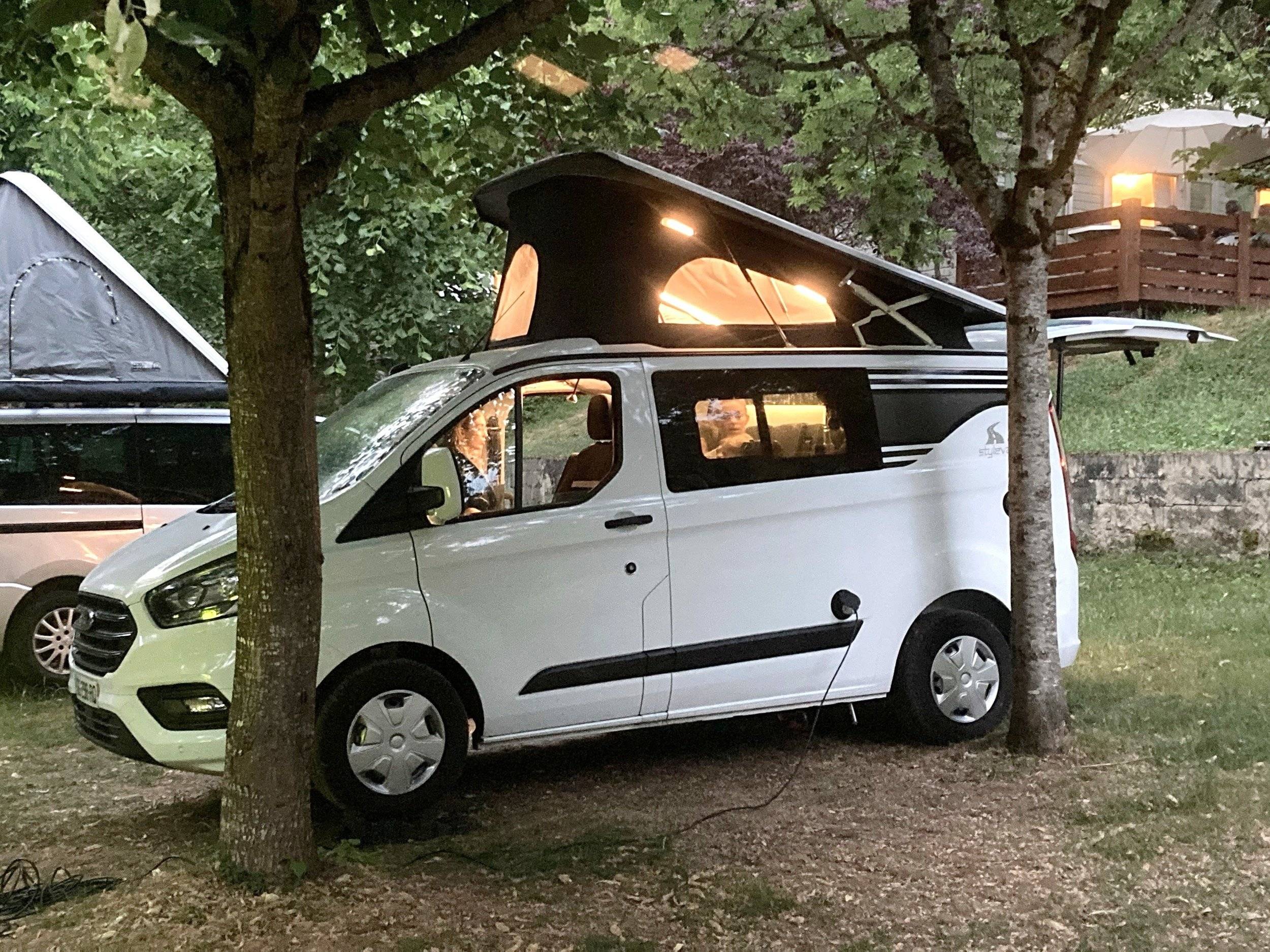 Sonstiges Ford Custom 2,0 l 130 ch - Yescapa