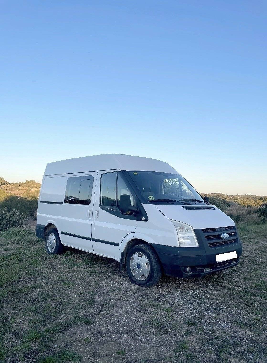 Vista frontale a ¾ Ford Transit 125 ch - Yescapa