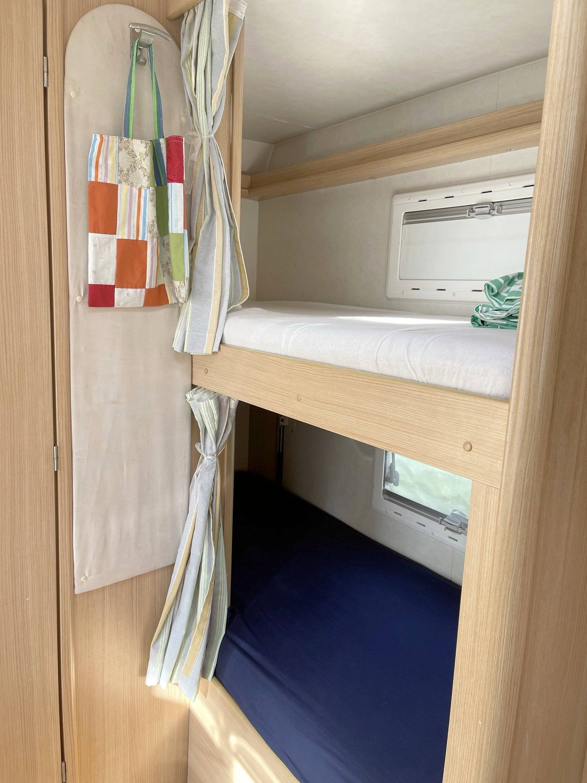 Schlafplätze Ford Transit 2,4 l TDCi 115 ch. - Yescapa