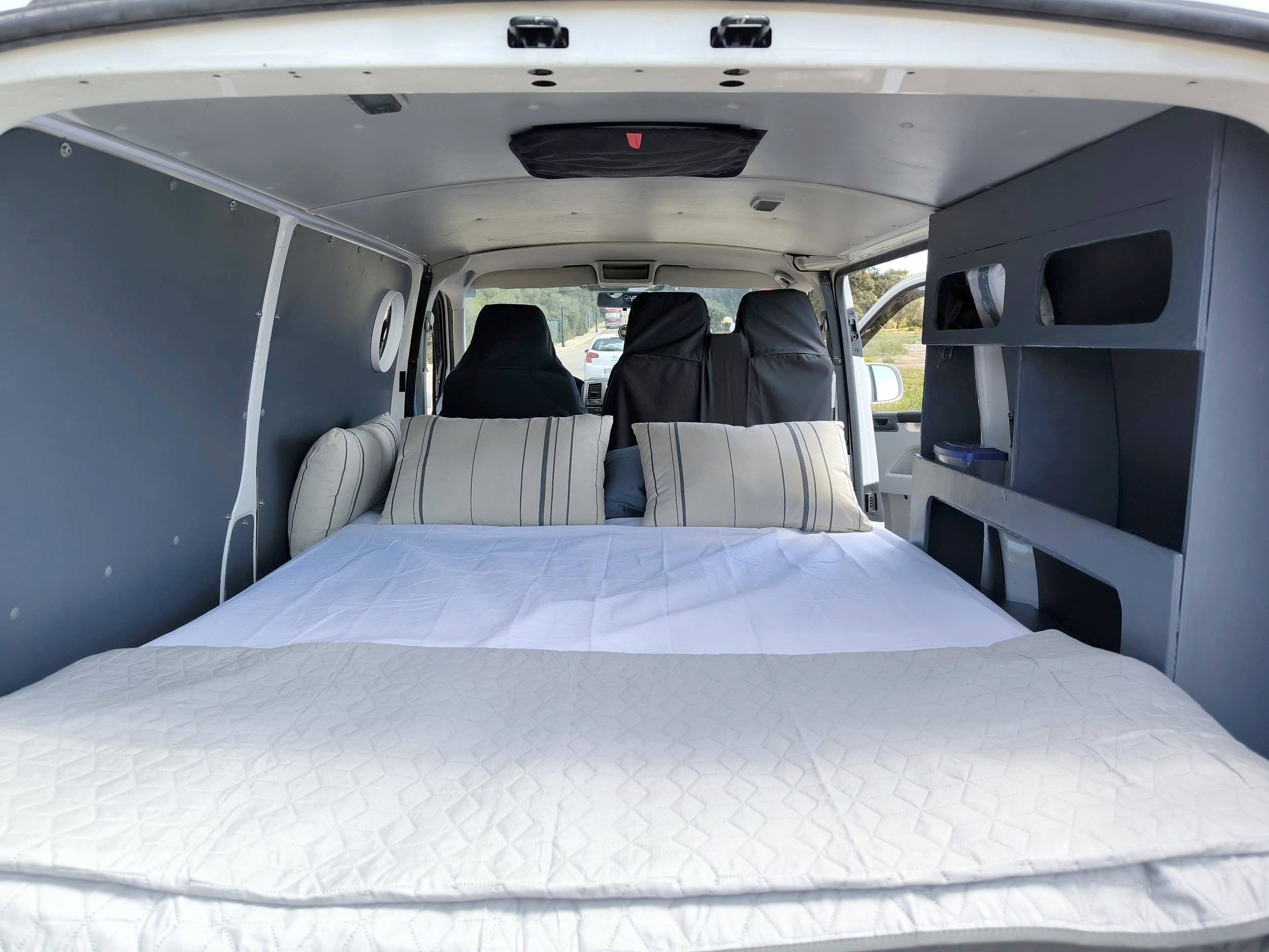 Dormidas Volkswagen T5 2.0 TDI 114ch L1H1 - Yescapa