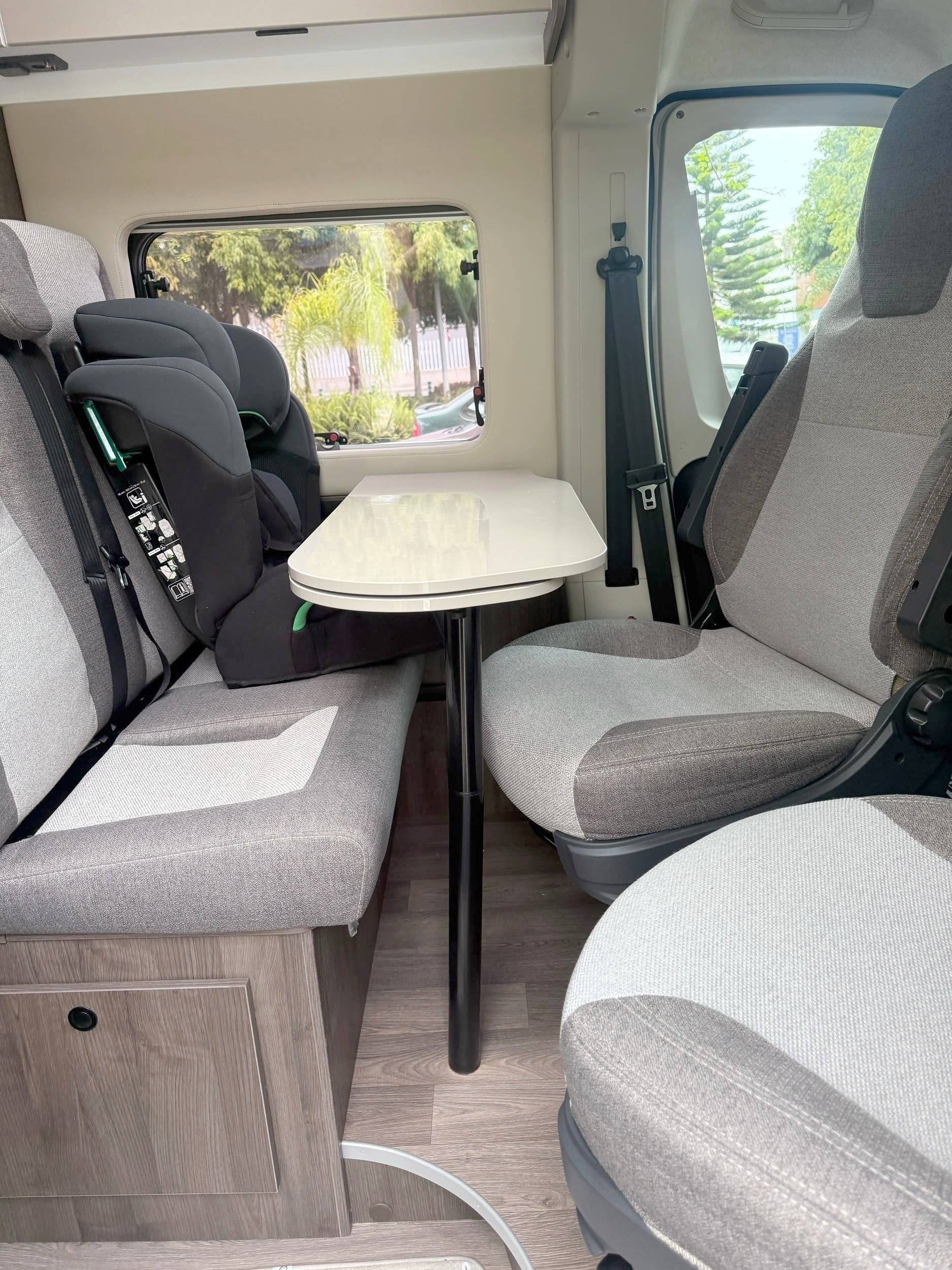 Área de jantar Citroën Jumper 1,6 l Blue HDI 95 ch - Yescapa