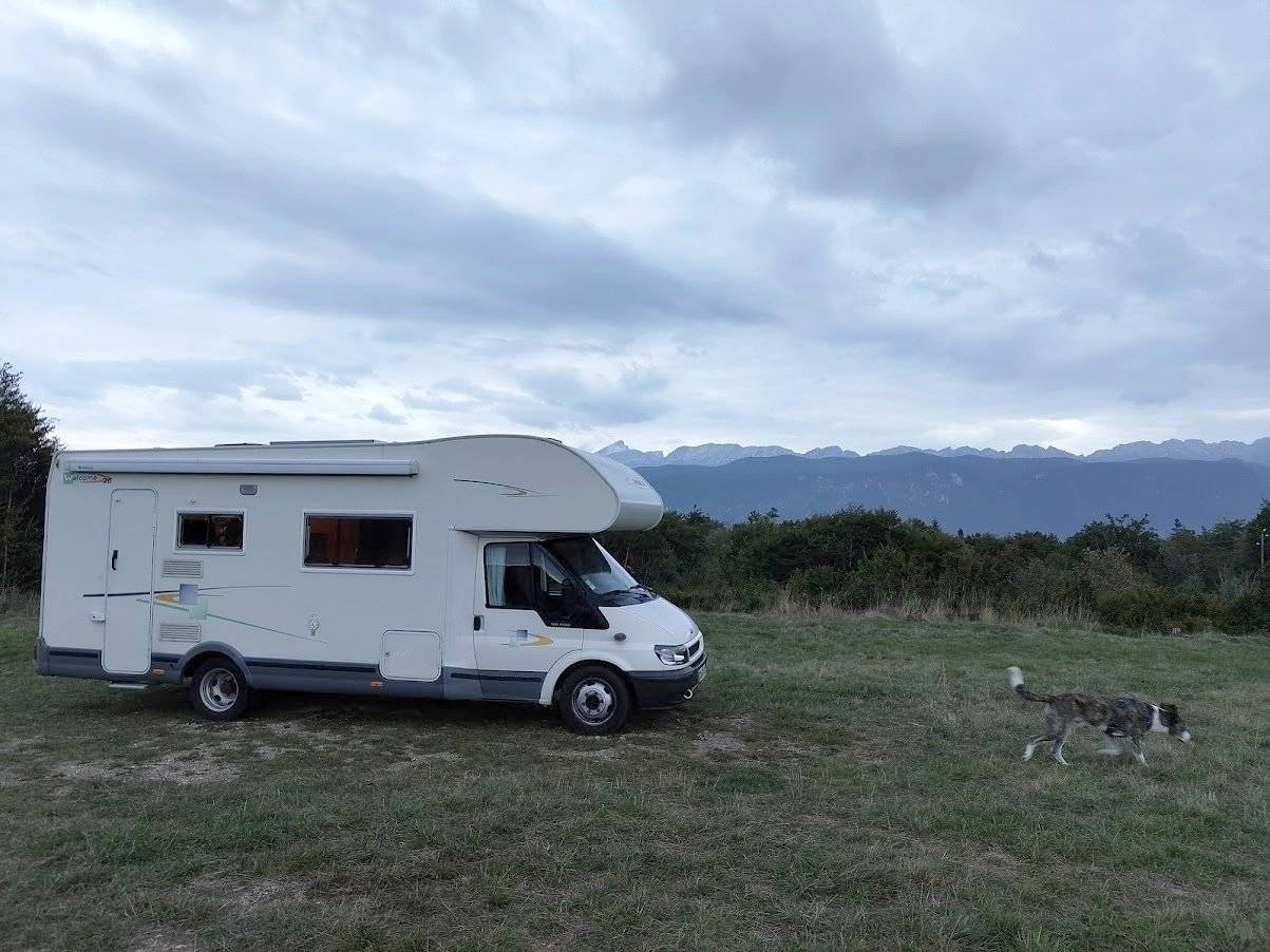 Vue avant de 3/4 Ford FORD TRANSIT - Yescapa