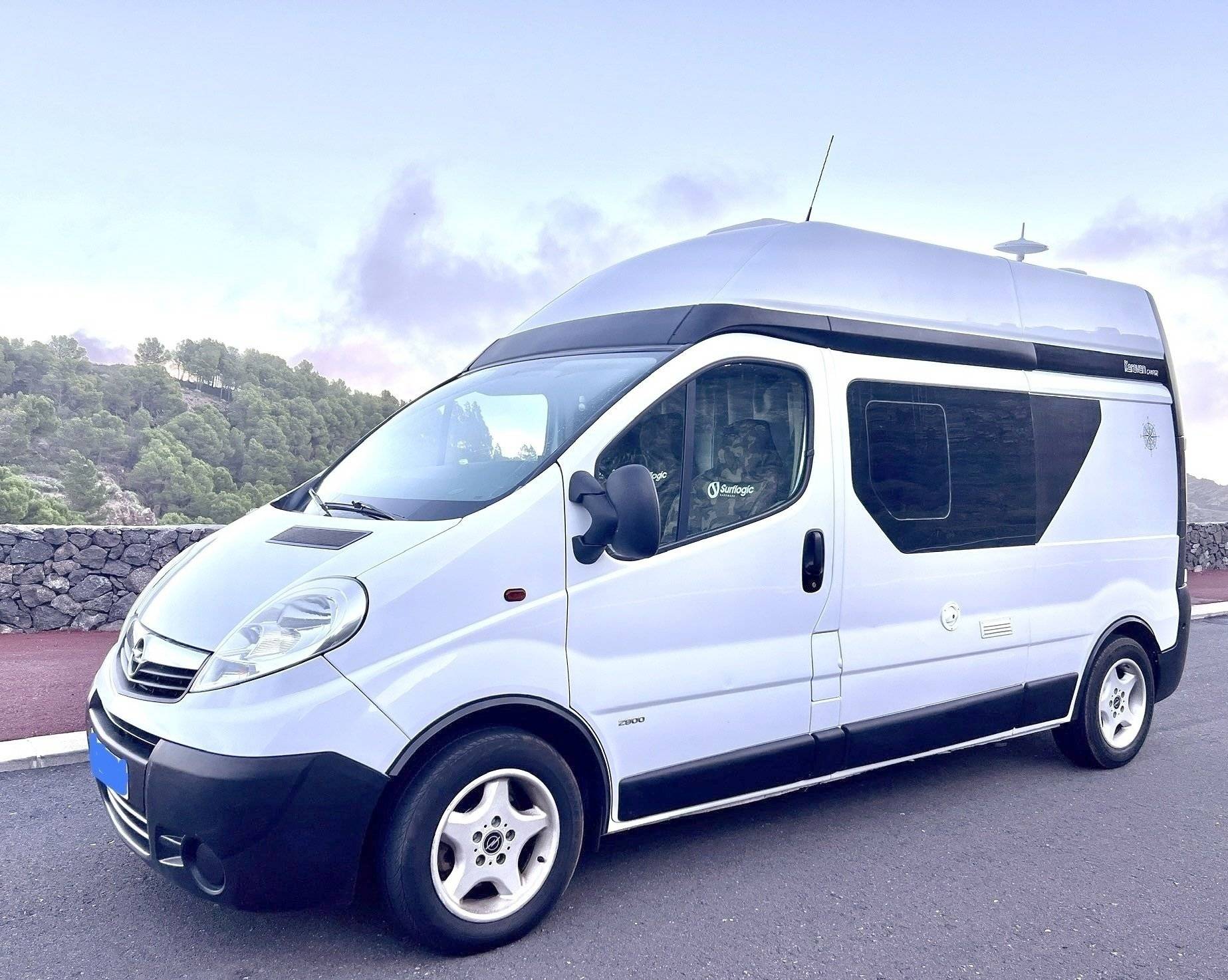 schräge Vorderansicht Opel Vivaro L2H1 - Yescapa