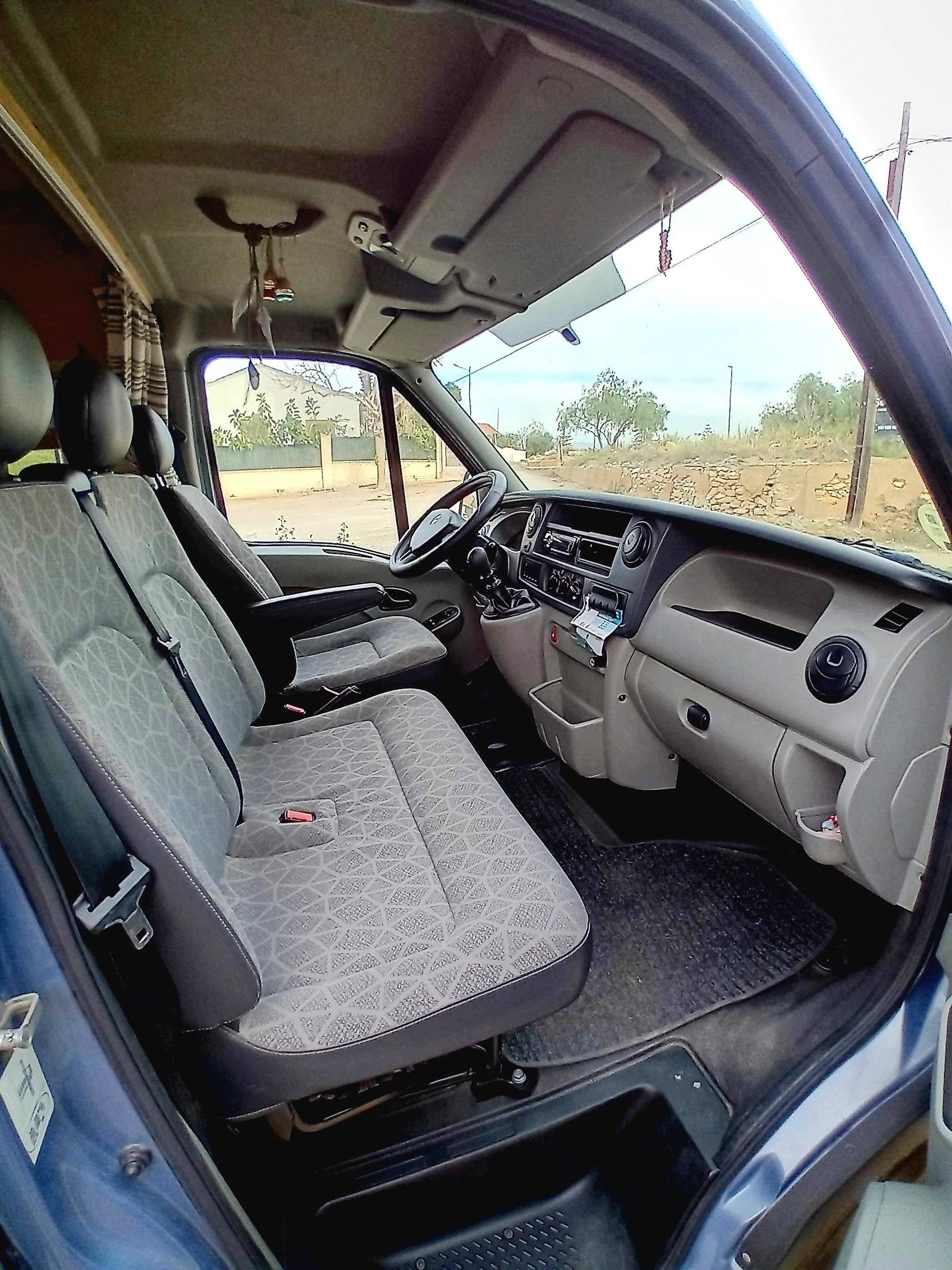 Cabina di guida Renault Master 2,5 l dCi 120 ch. - Yescapa