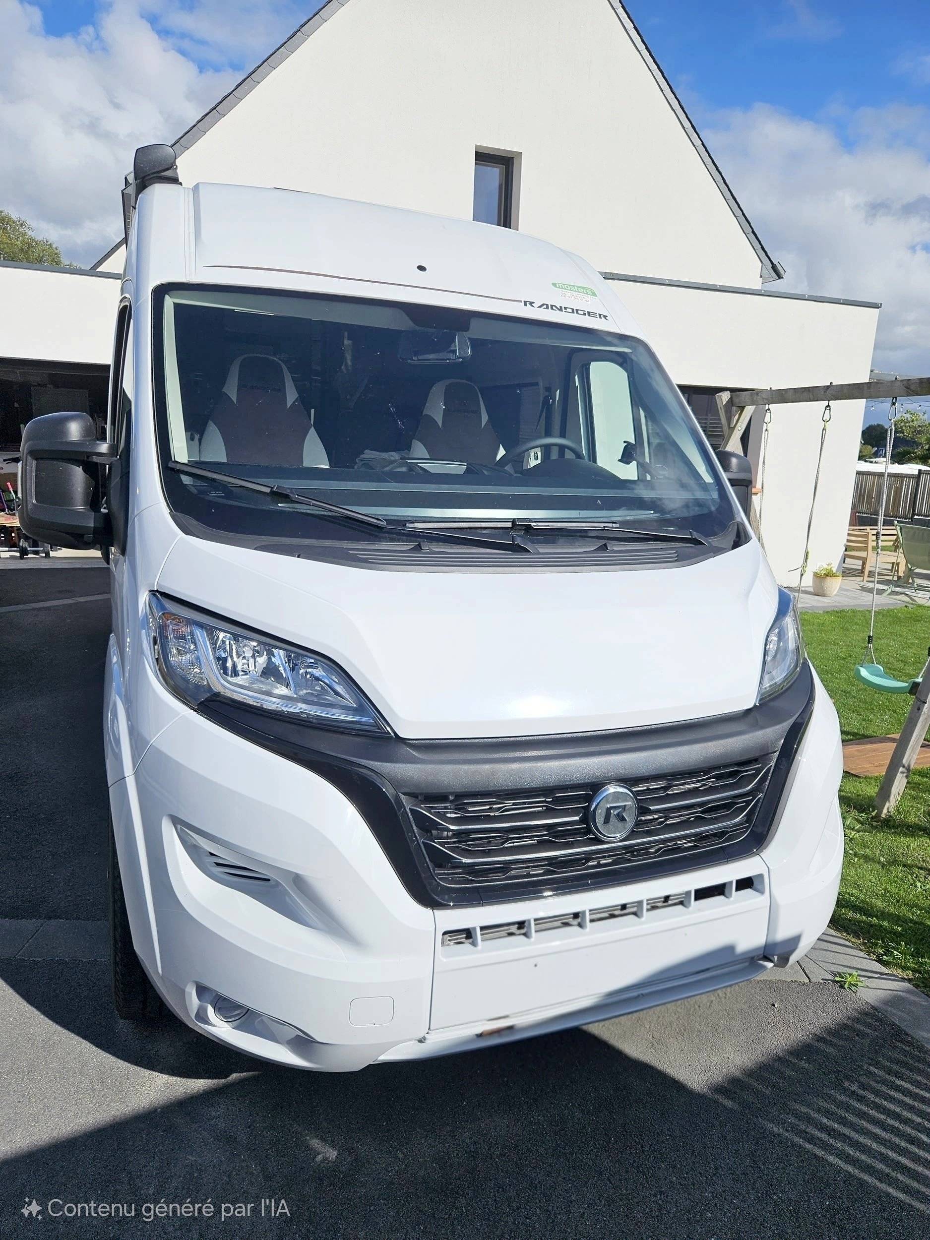 schräge Vorderansicht Fiat 2,3 l 130 ch - Yescapa