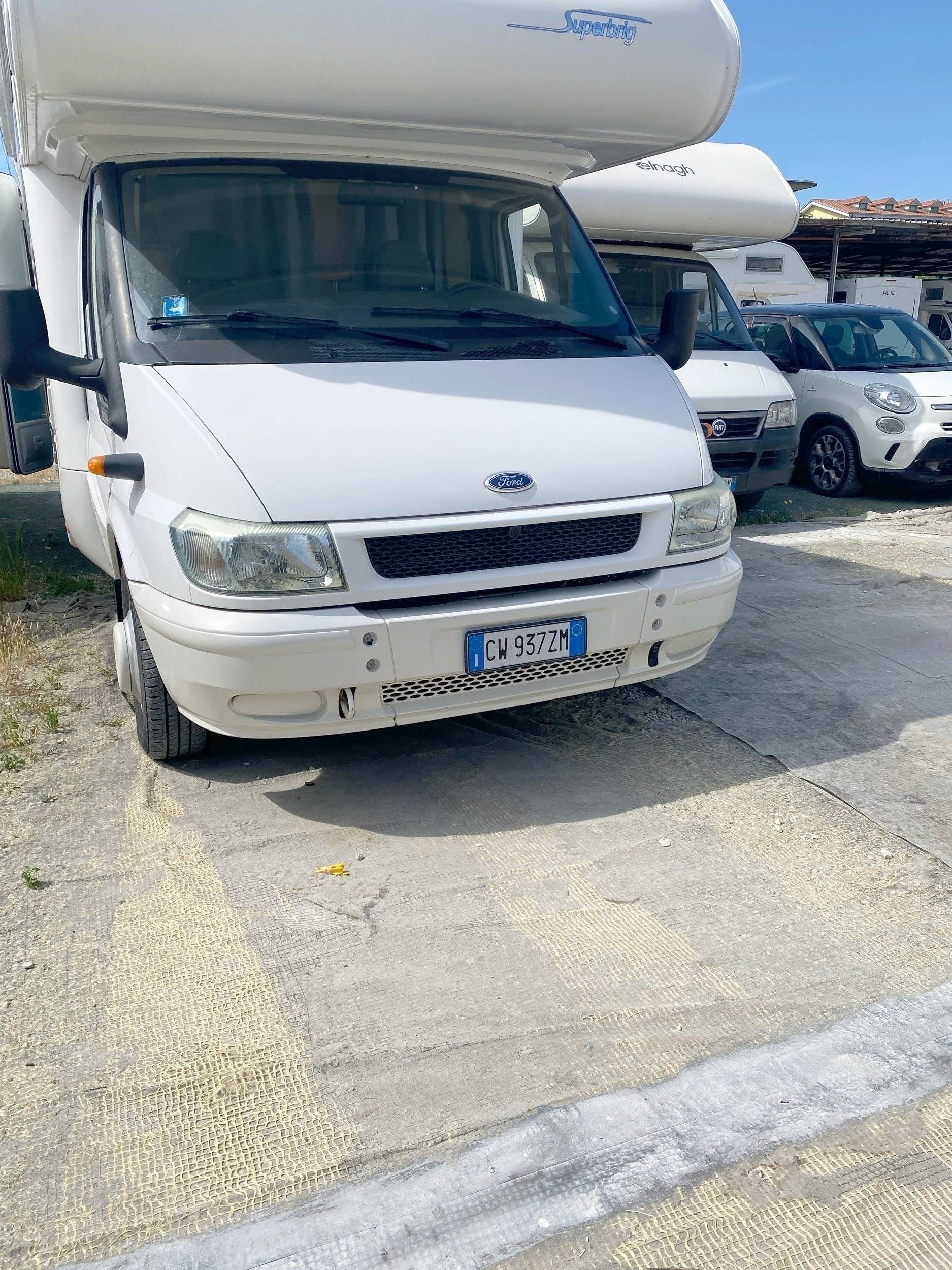 Vista de 3/4 Ford Rimor - Yescapa