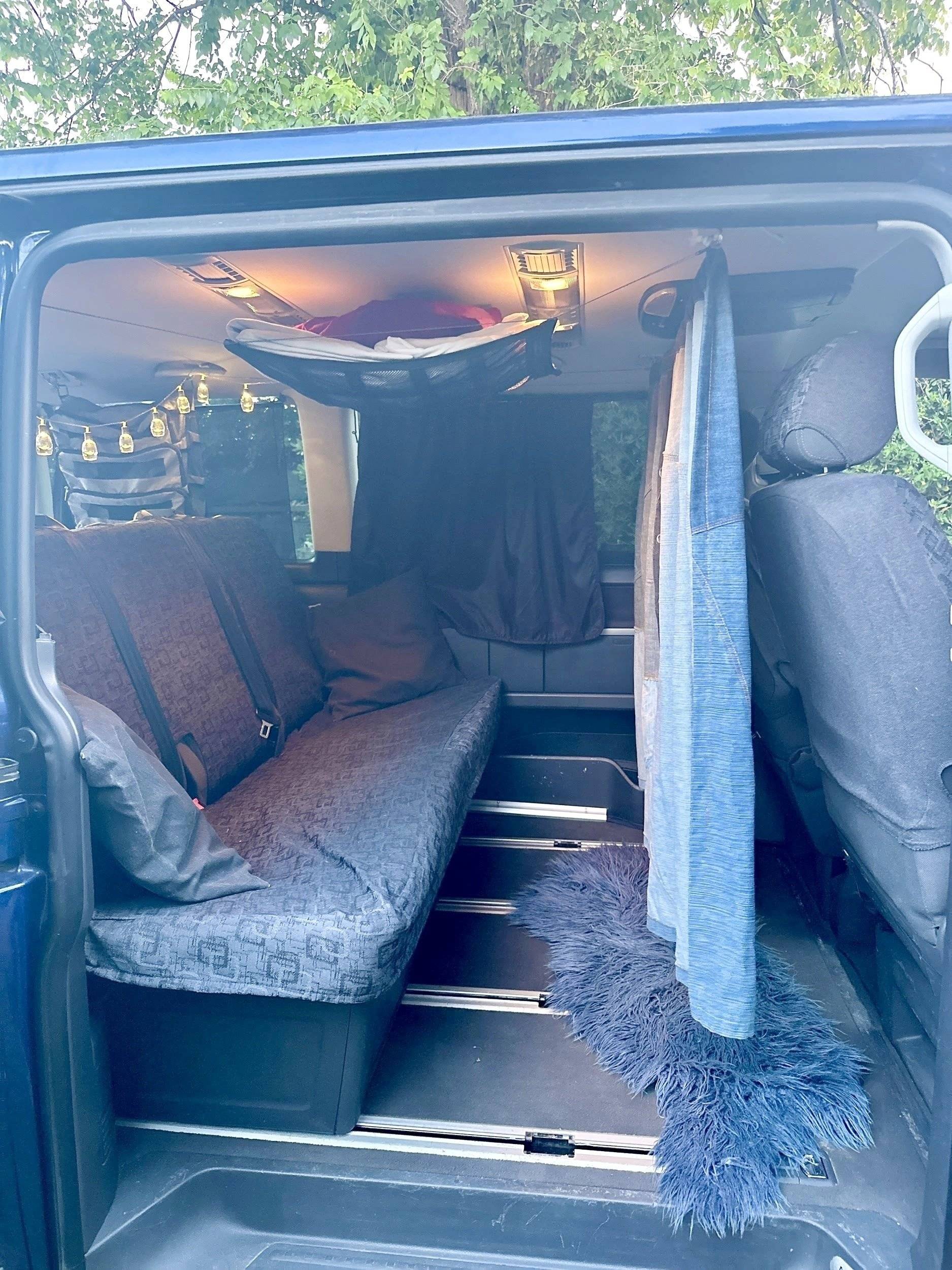 Dining Area Volkswagen T5 2,5 l 130 ch - Yescapa