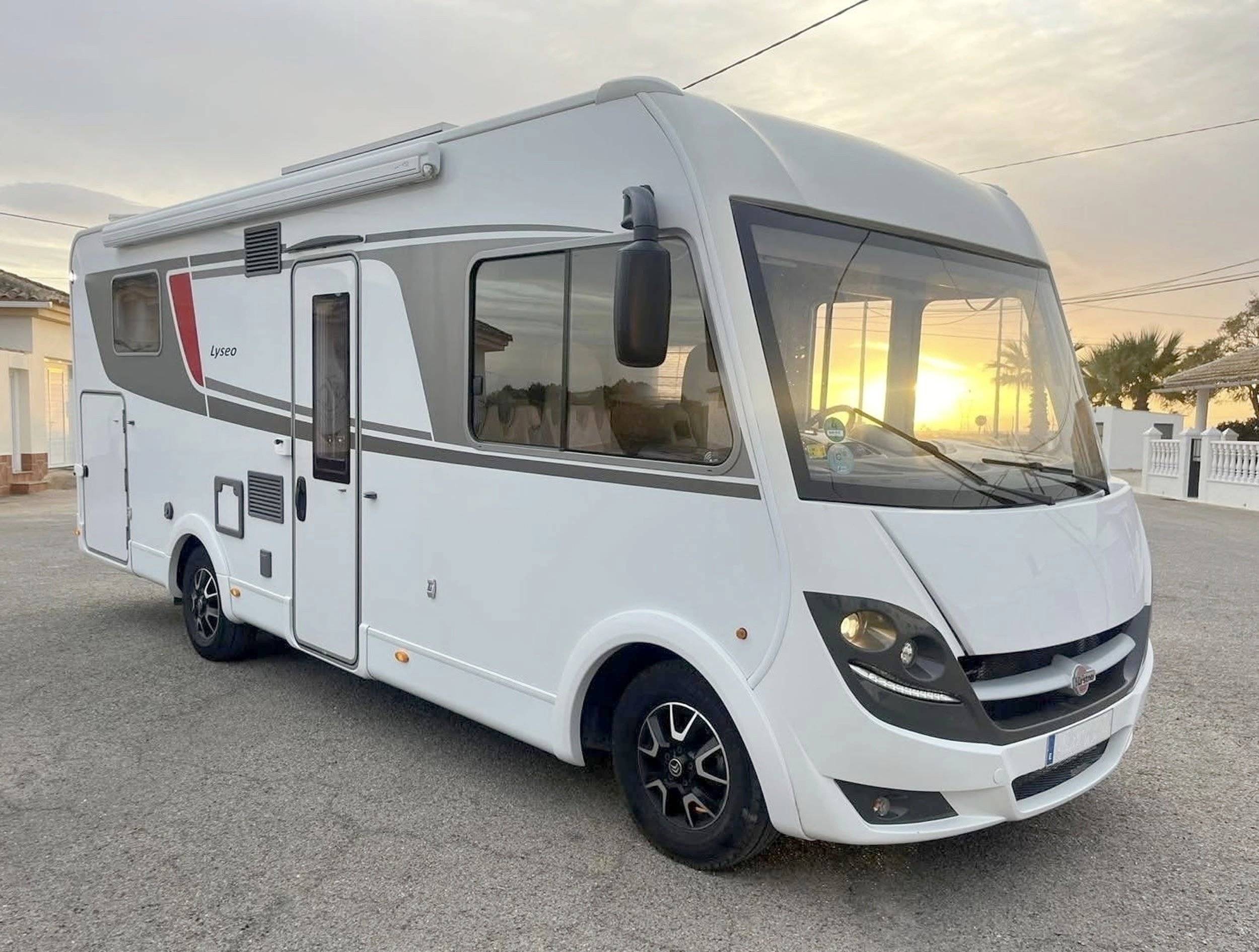 Vista de 3/4 Citroën Jumper 1,6 l Blue HDI 95 ch - Yescapa