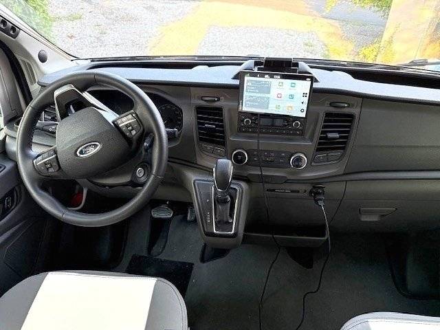 Driver's compartment Ford - Yescapa
