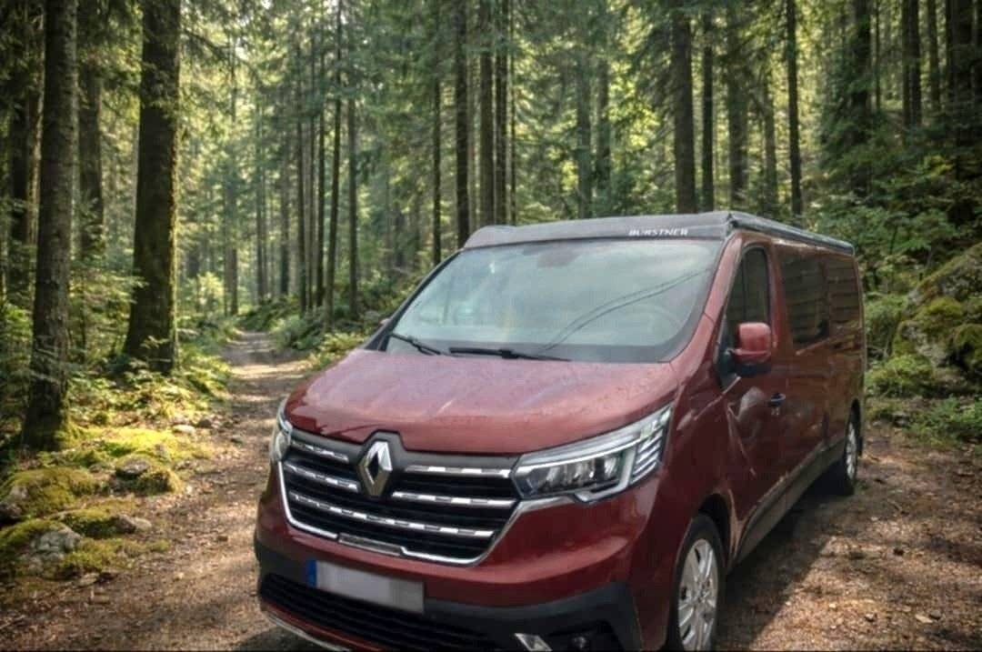 schräge Vorderansicht Renault - Yescapa