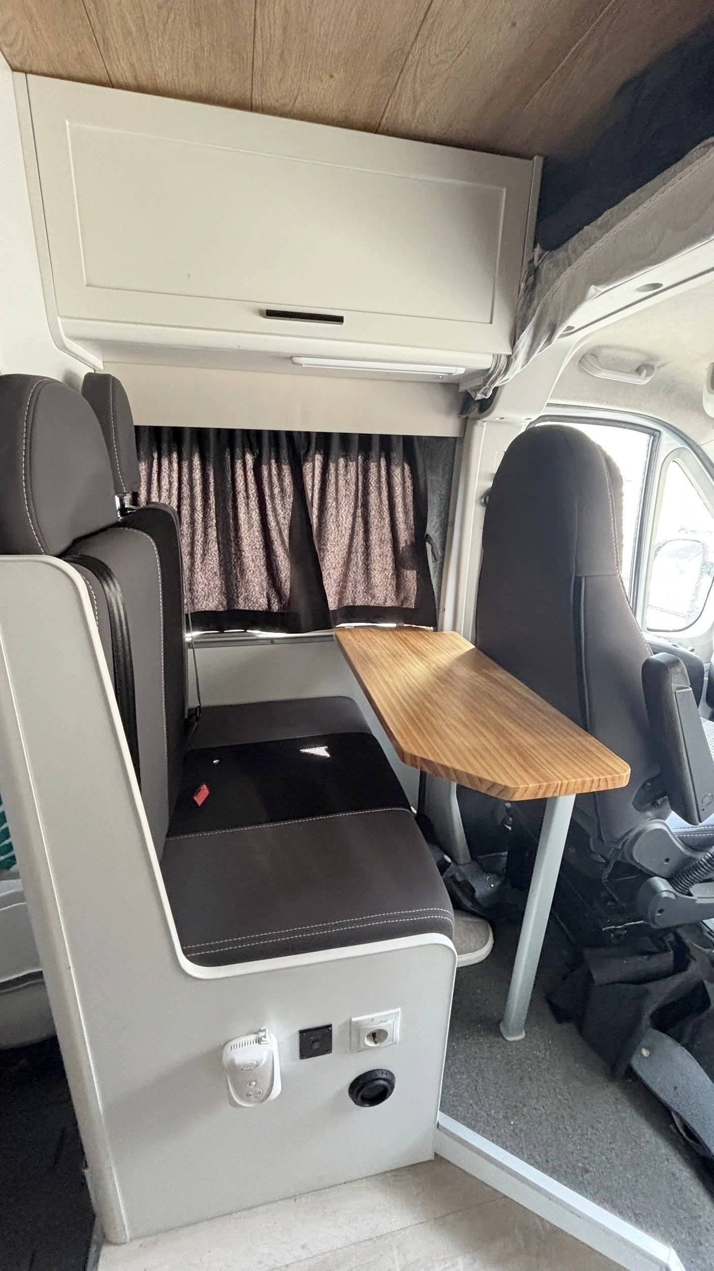 Área de jantar Peugeot Boxer 2,2 l 120 ch. - Yescapa