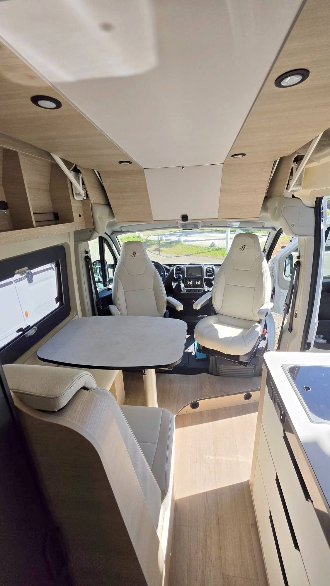 Dining Area Fiat Ducato 2,3 l Multijet 140 ch. - Yescapa