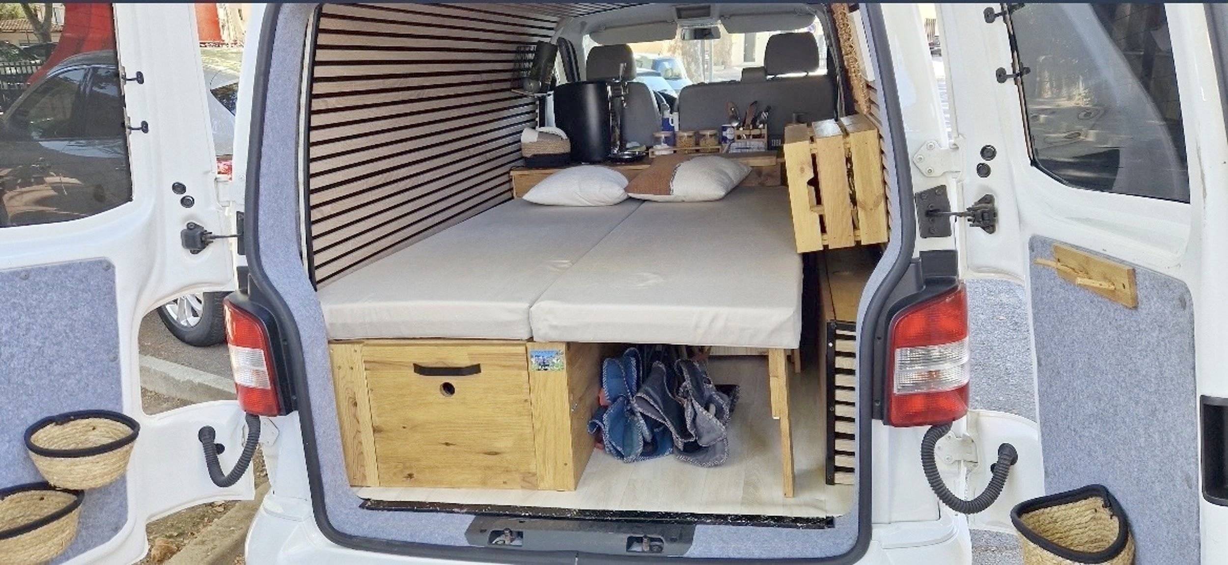 Berth Volkswagen T5 2,5 l 102 ch - Yescapa