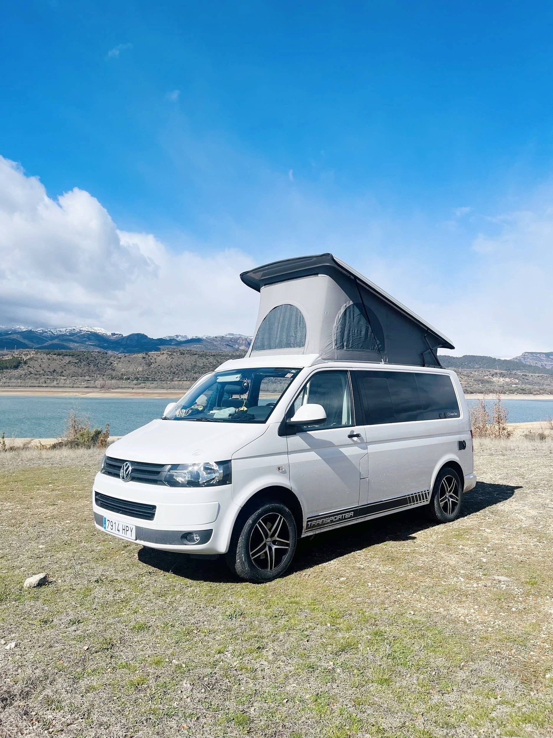 Vista de 3/4 Volkswagen Volkswagen Transporter T5 - Yescapa